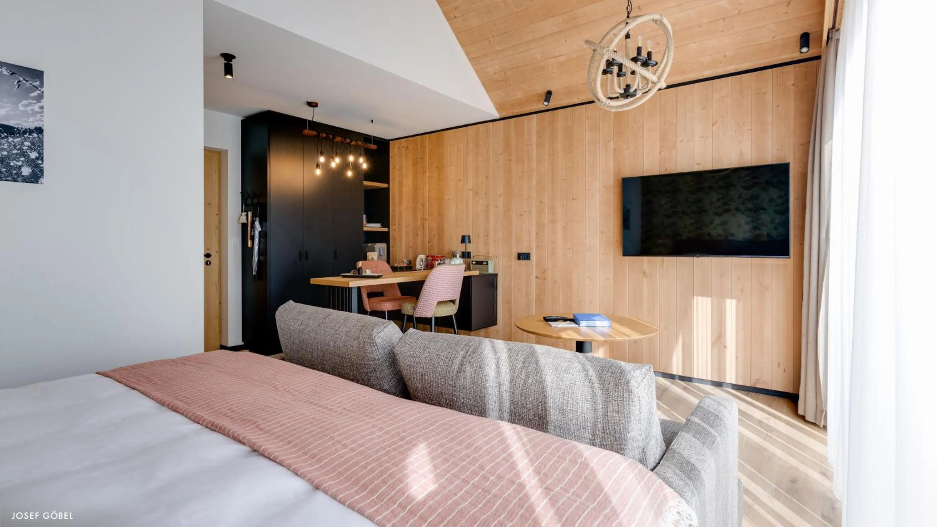 Photo of the whole room, Bed in Hideaway Hotel Montestyria Chalets & Suiten