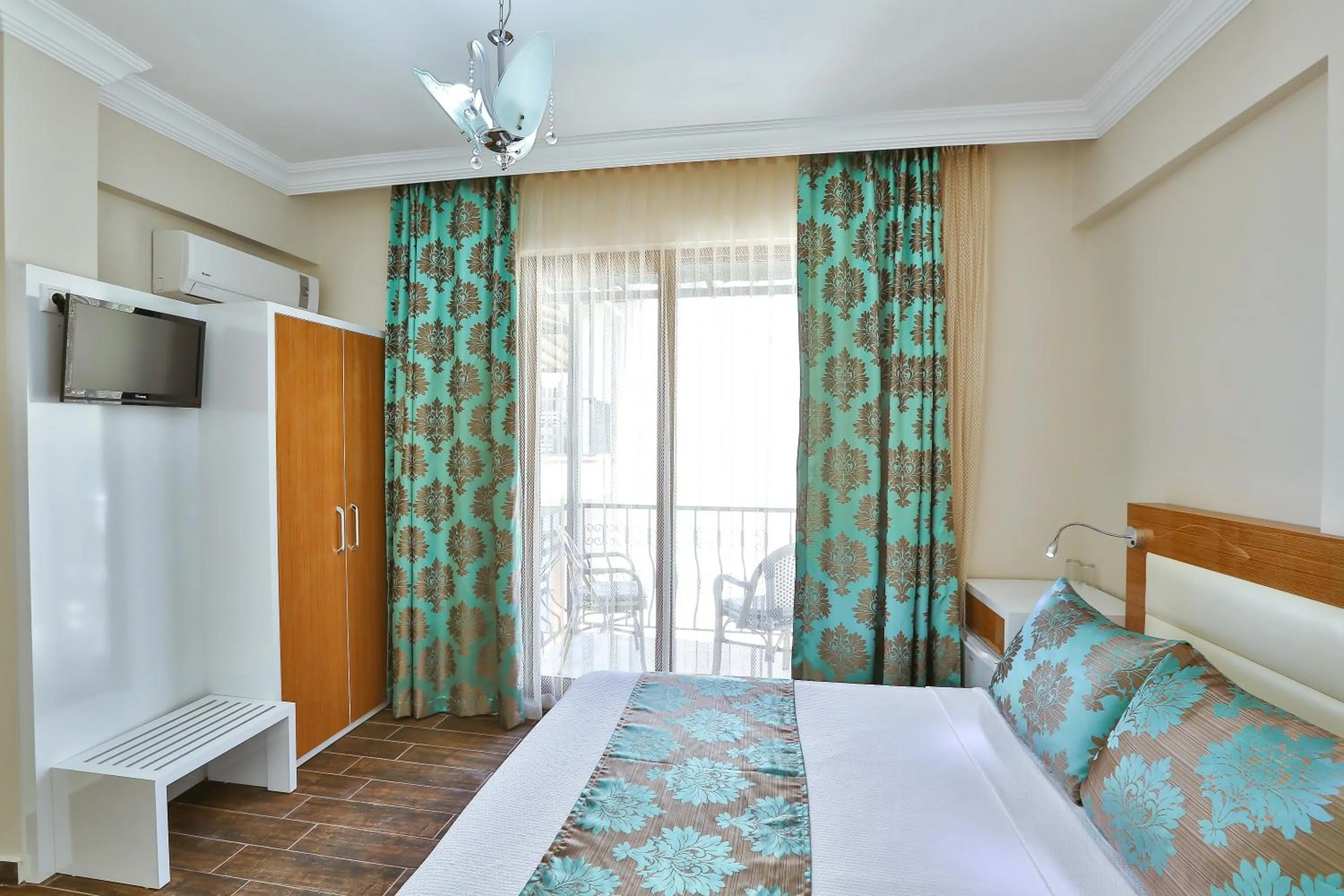 Balcony/Terrace, Bed in Hotel Kayahan