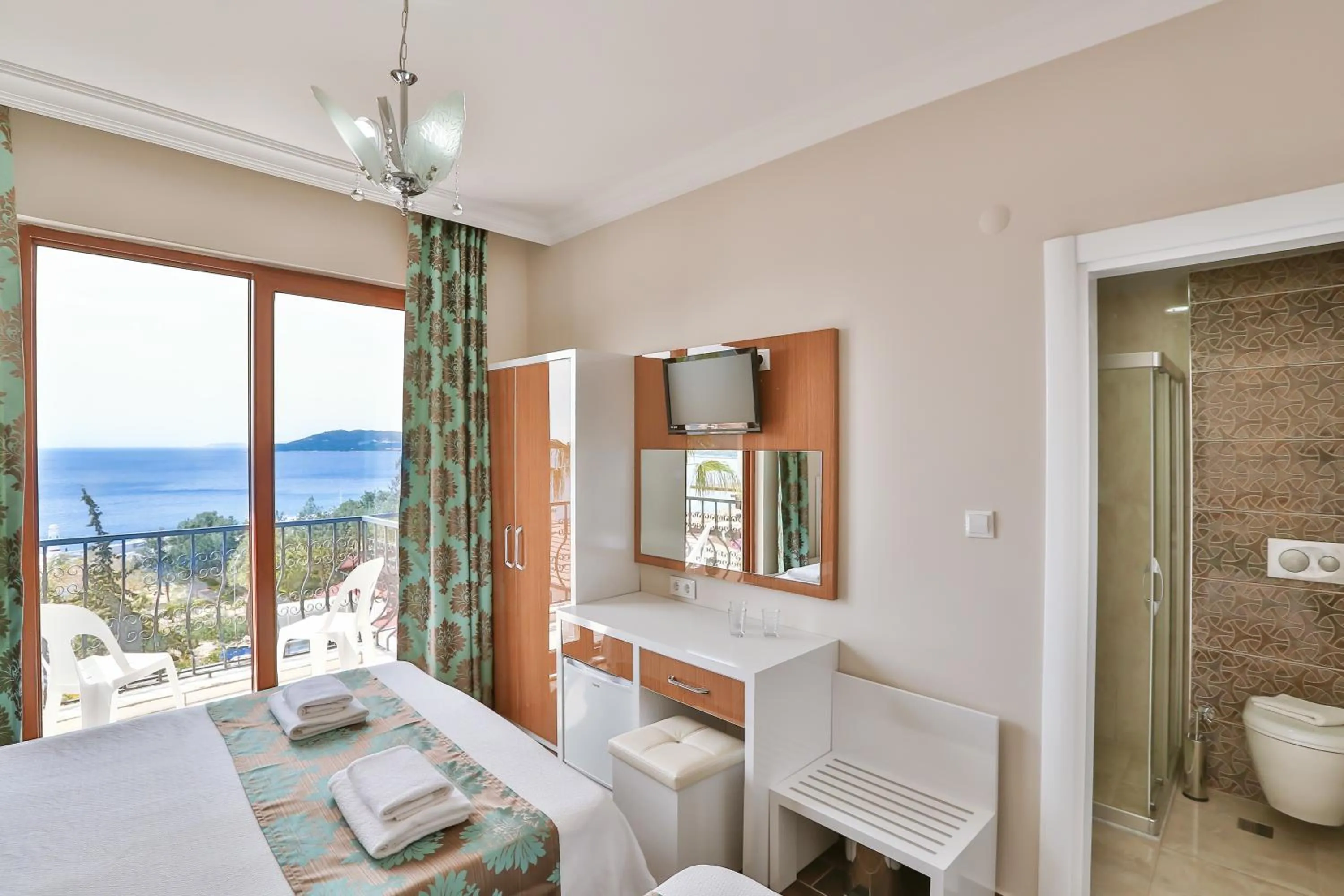 Bathroom, Bed in Hotel Kayahan