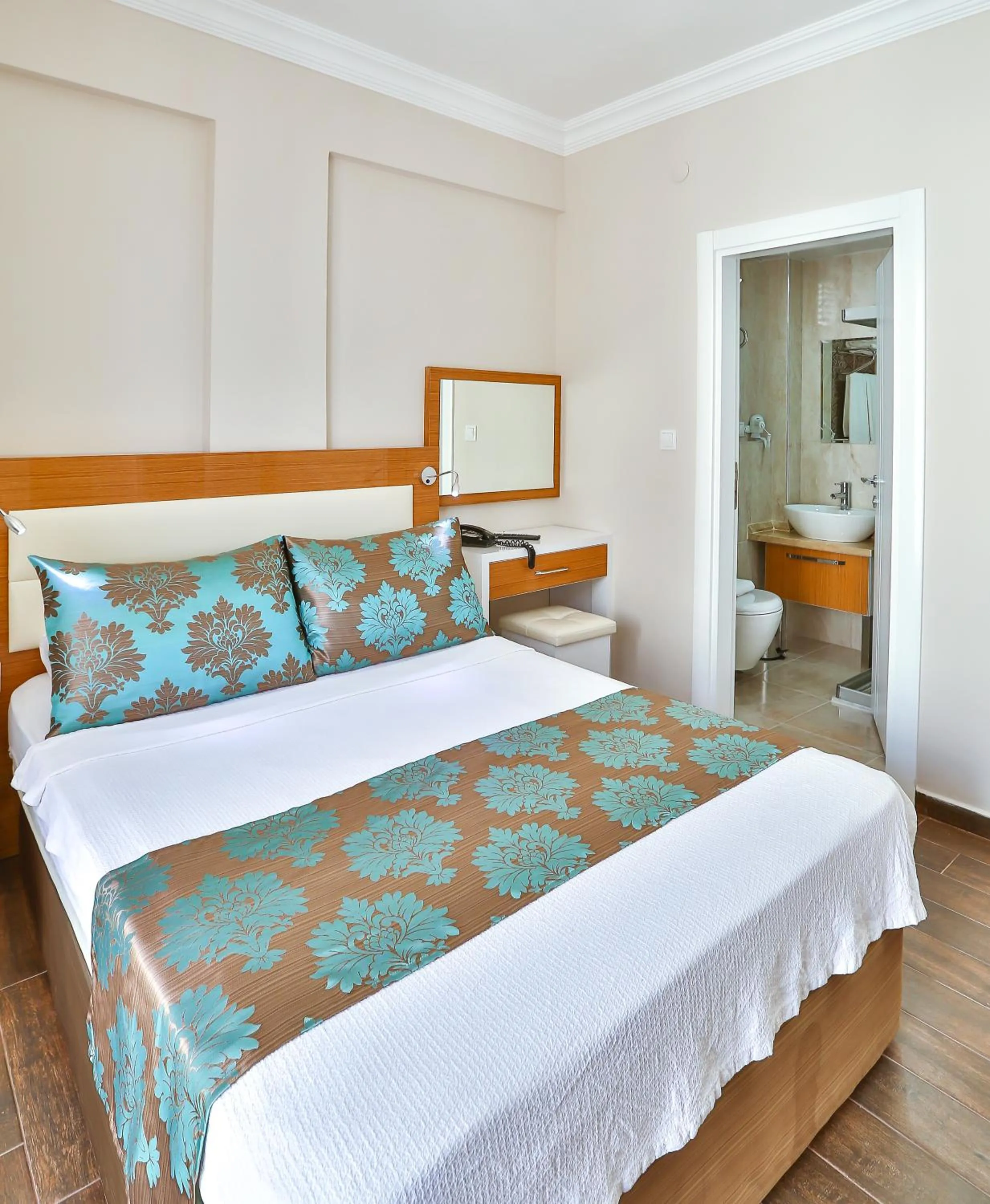 Shower, Bed in Hotel Kayahan