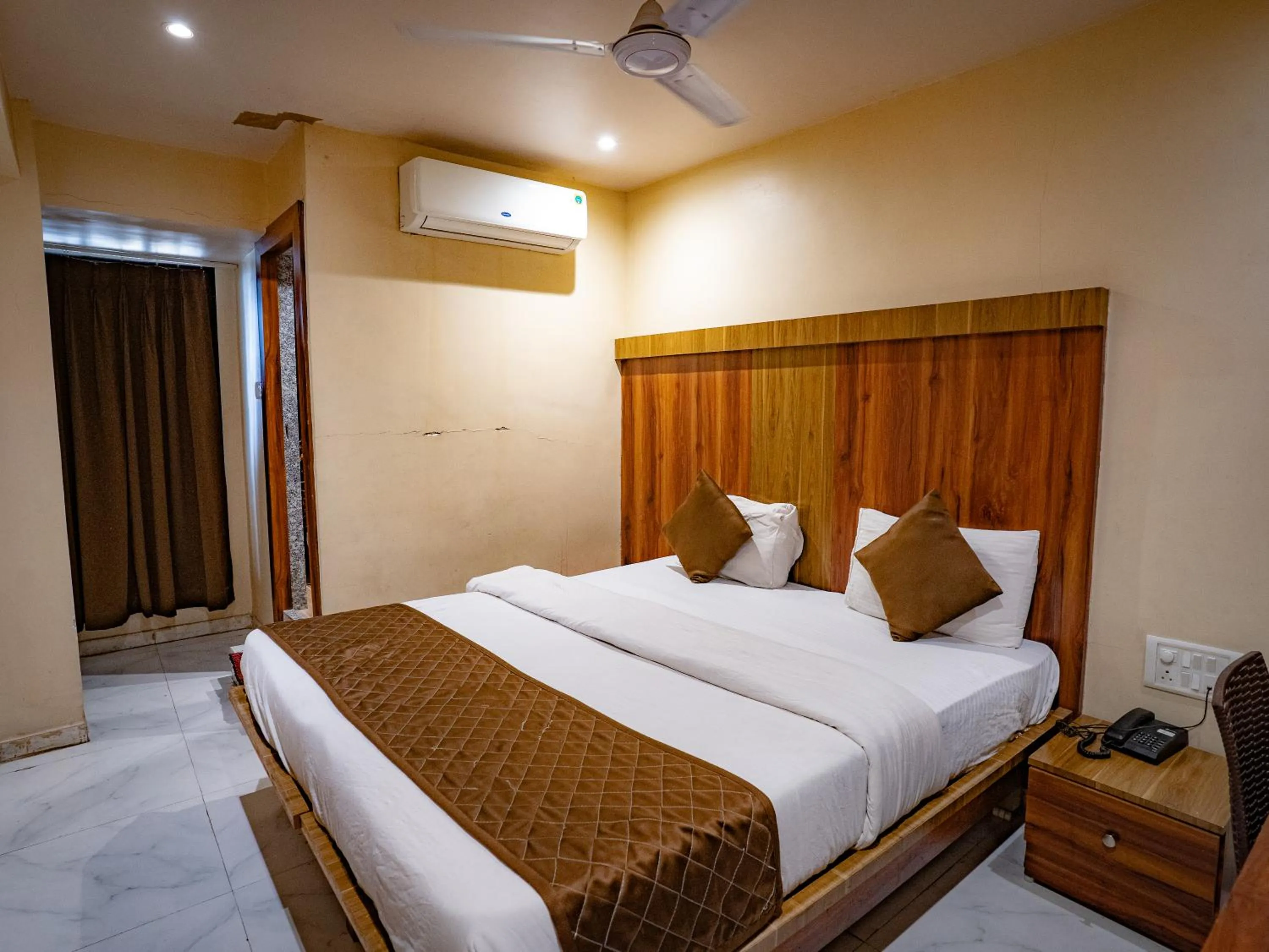 Bed in Hotel Mourya Residency