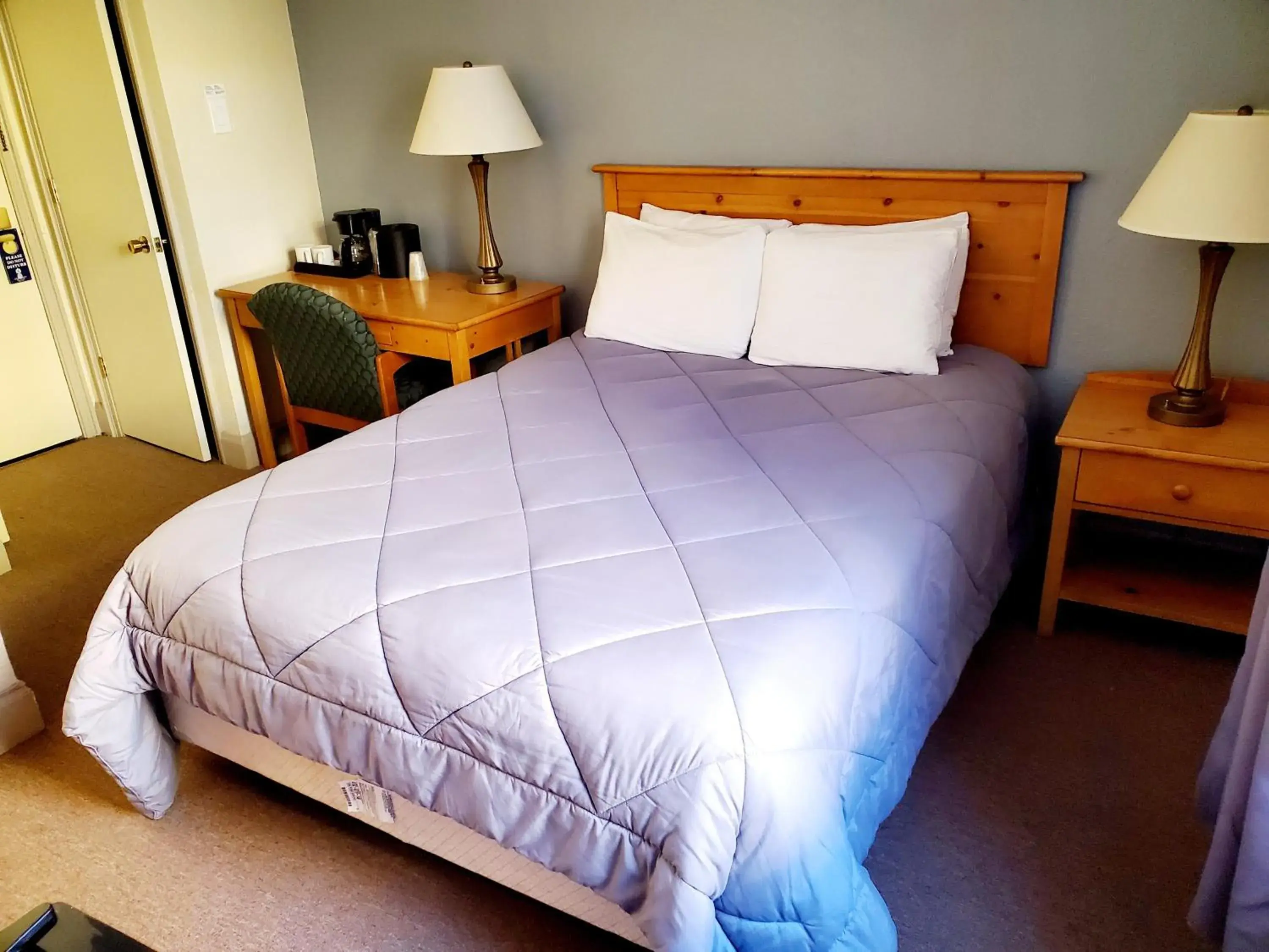 Budget Queen Room in Monte Villa Hotel Budget Queen Room in Monte Villa Hotel