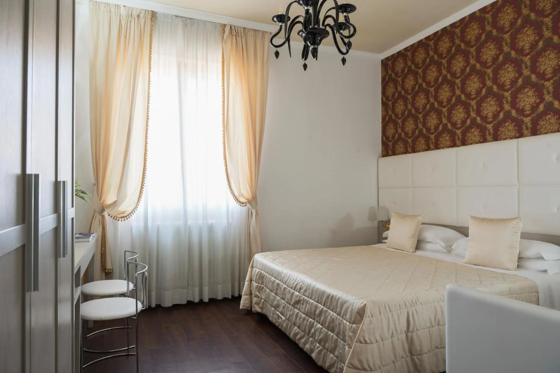 Photo of the whole room, Bed in Hotel Re Enzo