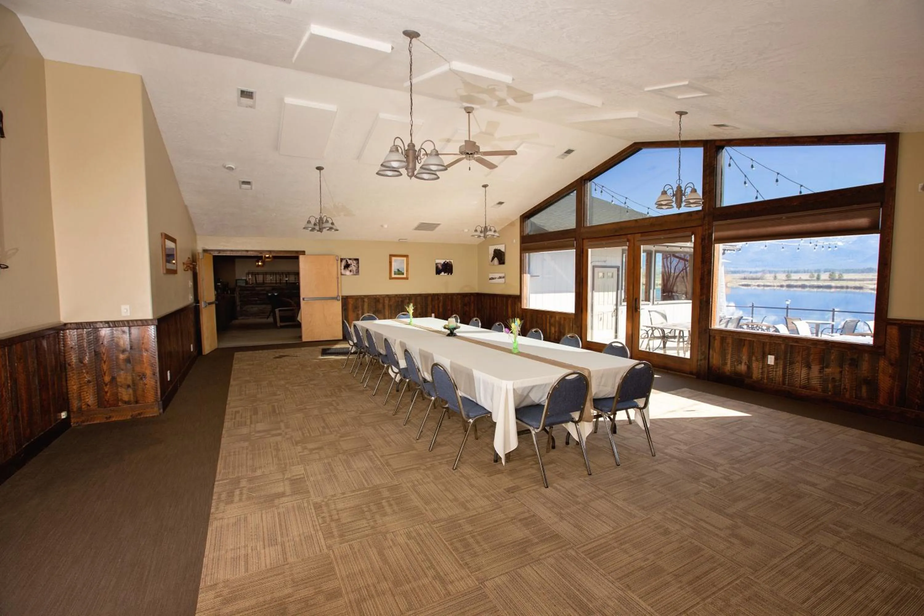 Meeting/conference room in Ninepipes Lodge