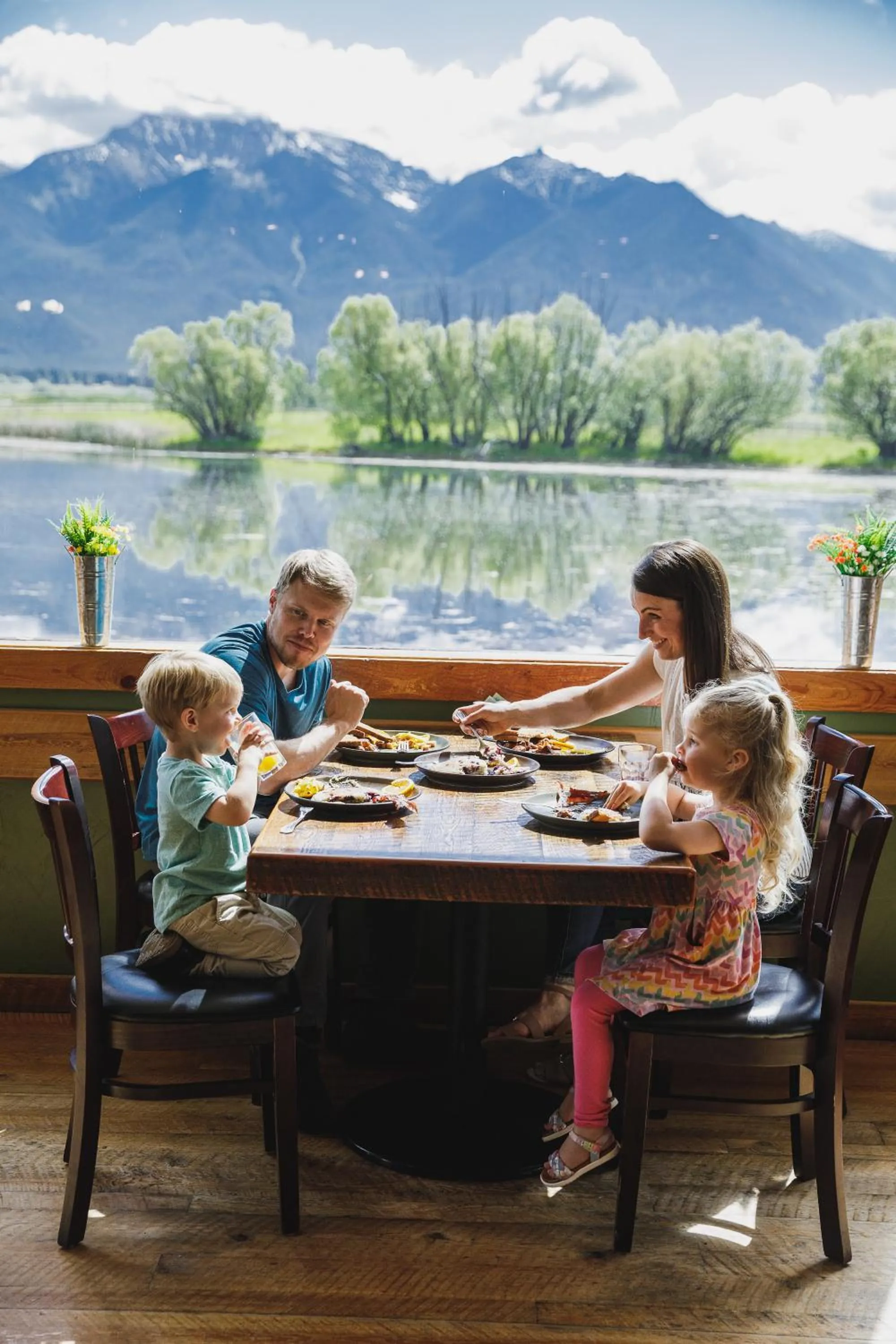 Restaurant/places to eat in Ninepipes Lodge