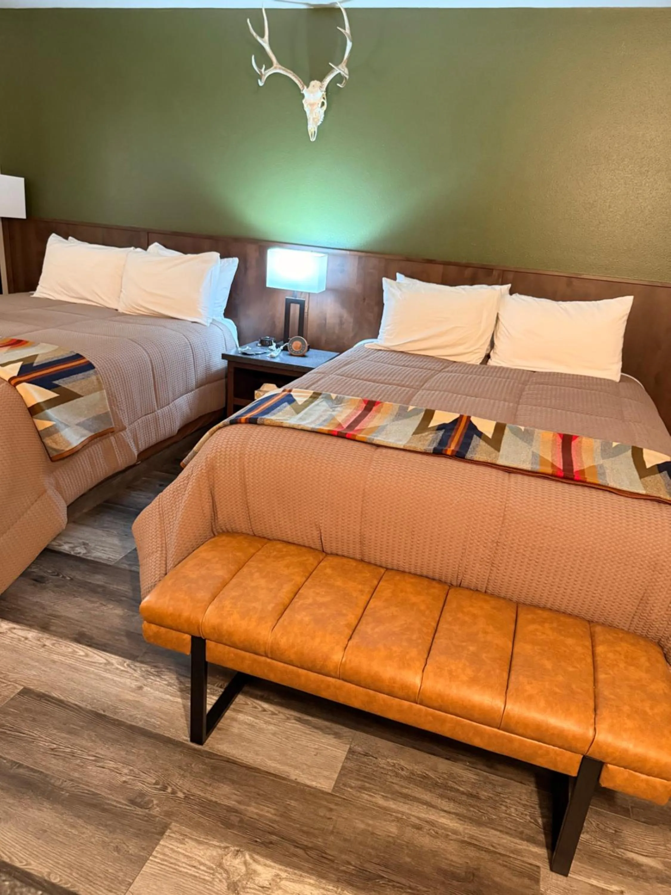 Bedroom, Bed in Ninepipes Lodge