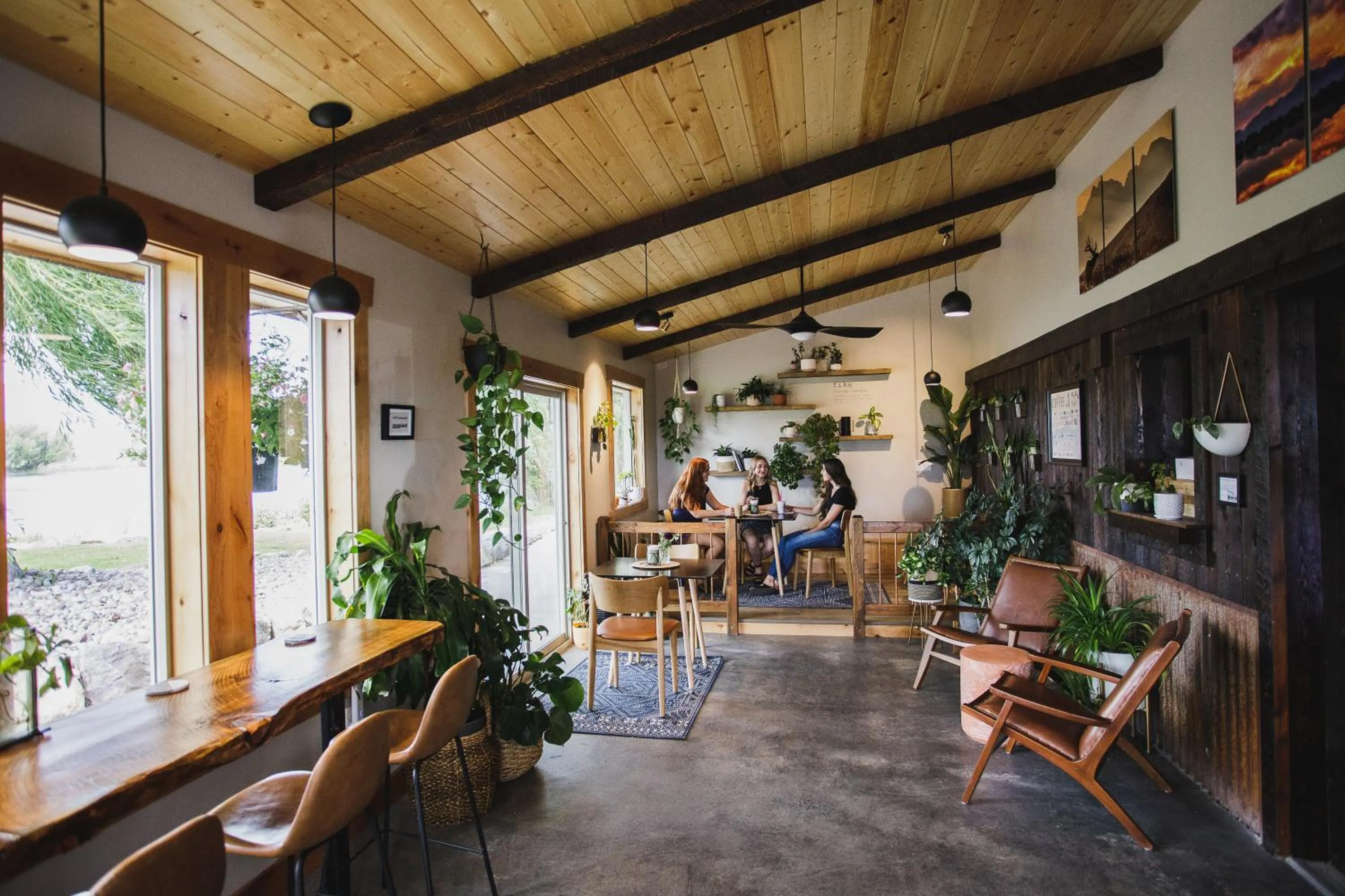 Communal lounge/ TV room in Ninepipes Lodge