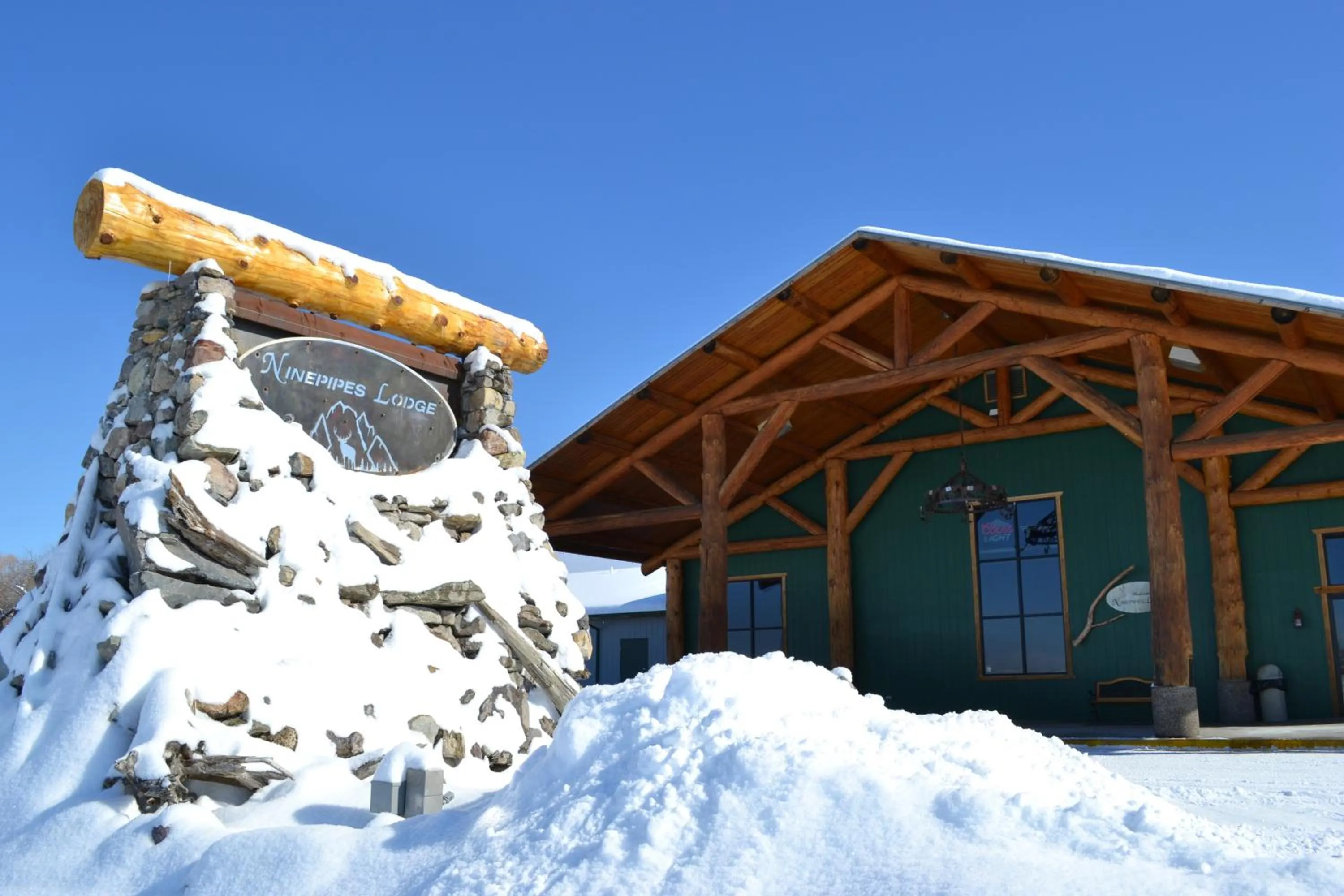 Facade/entrance in Ninepipes Lodge