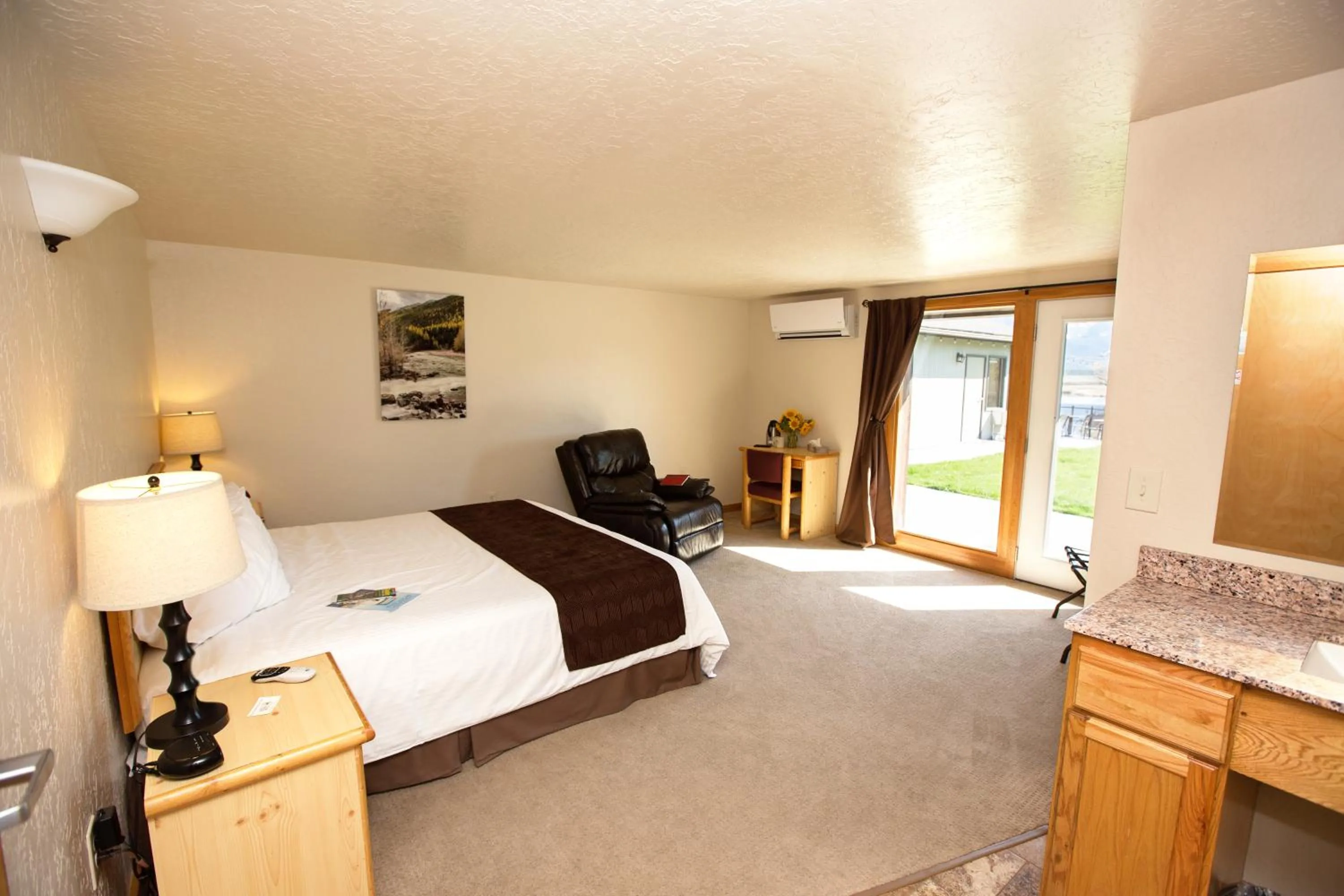 Bed in Ninepipes Lodge