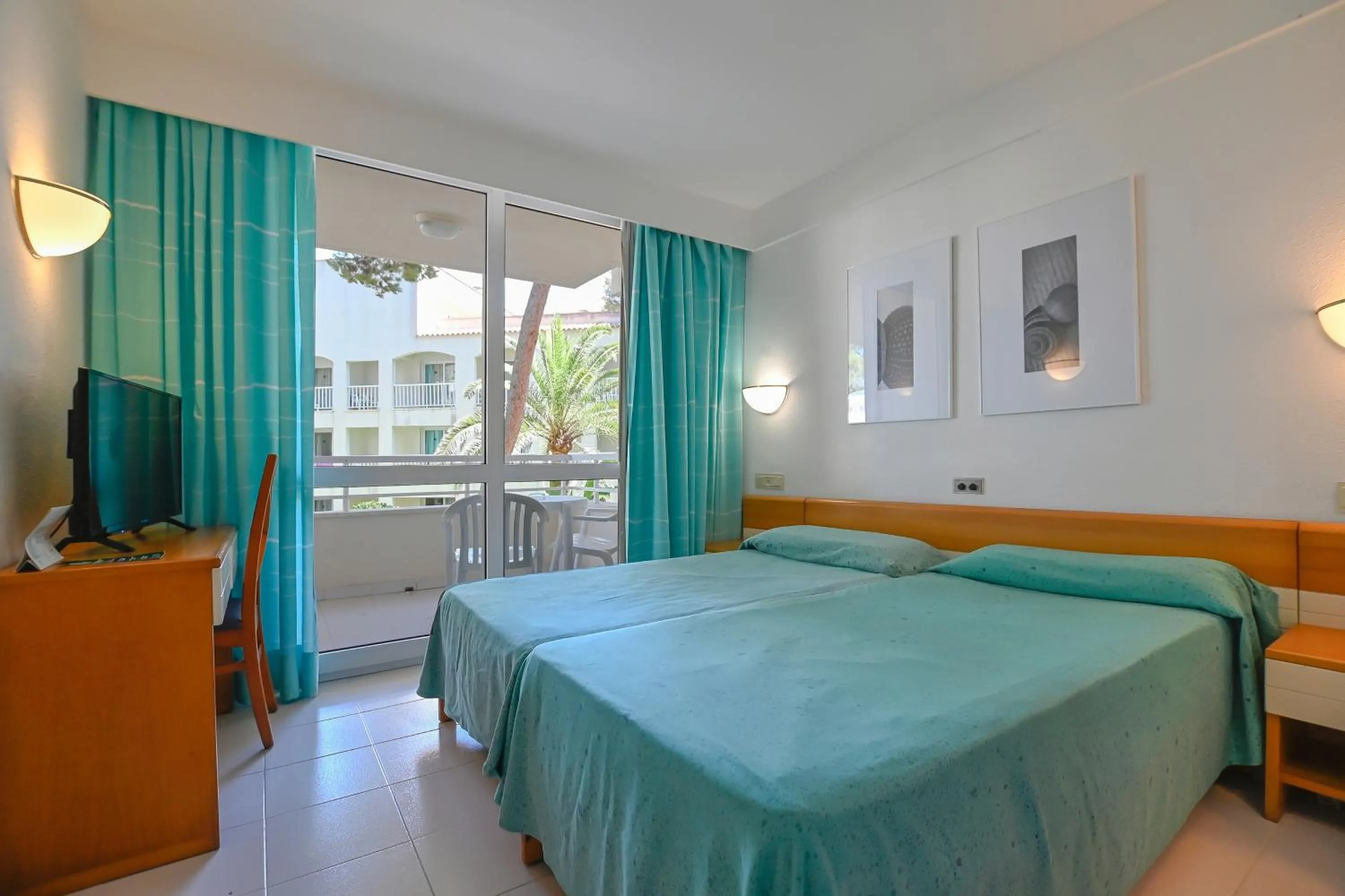 Photo of the whole room, Bed in O7 Club Cala Ratjada