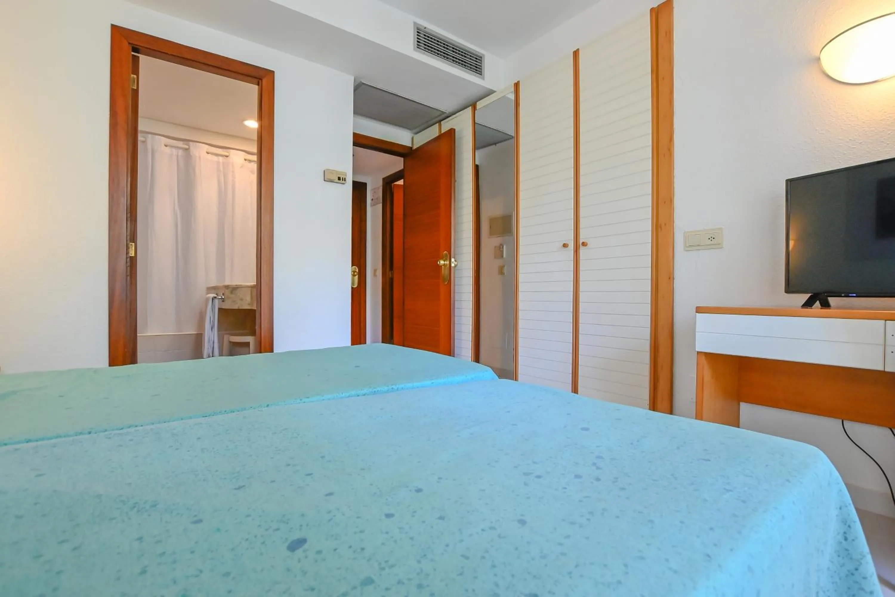 Photo of the whole room, Bed in O7 Club Cala Ratjada