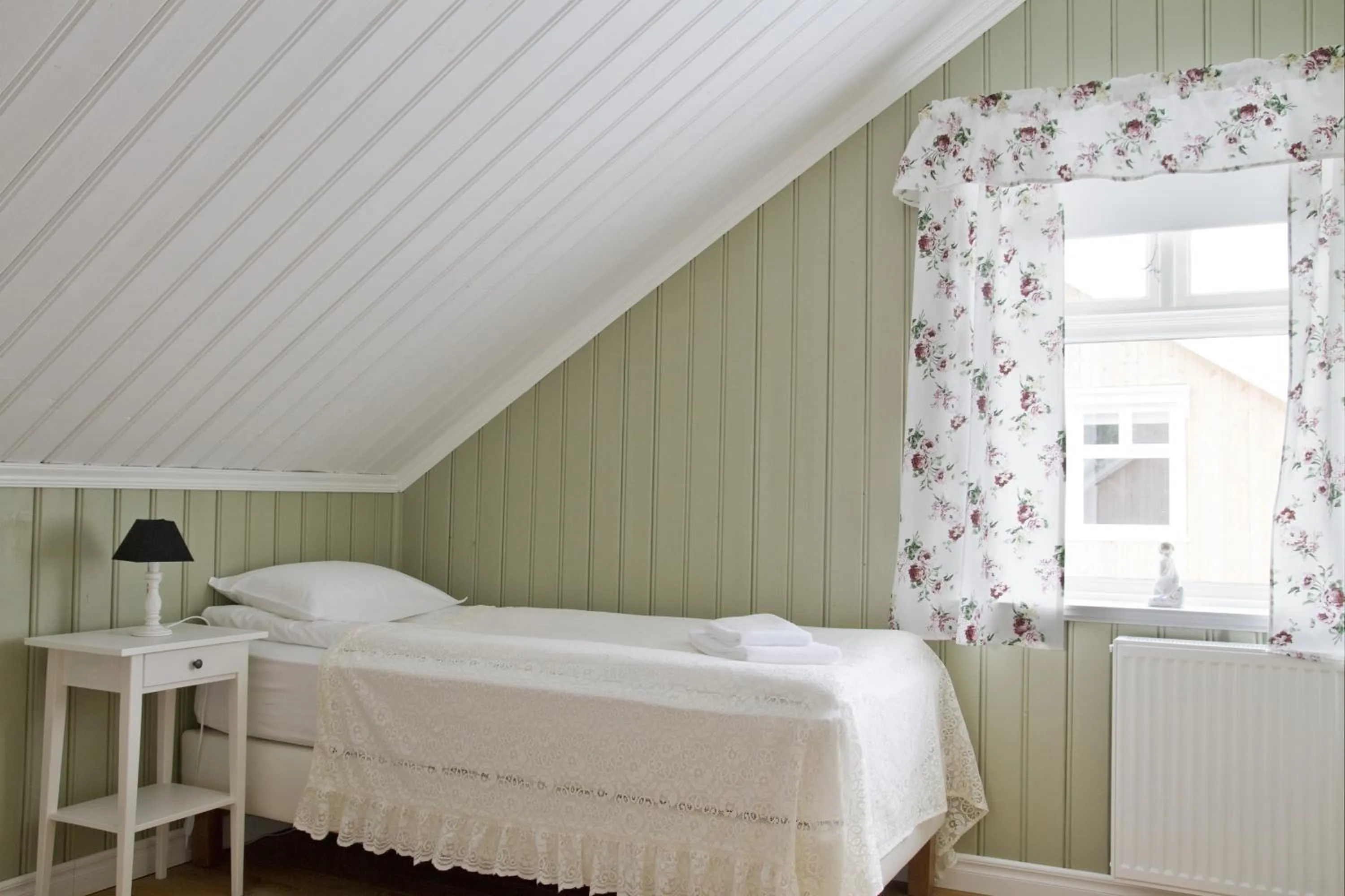 Photo of the whole room, Bed in Lónsleira Apartments