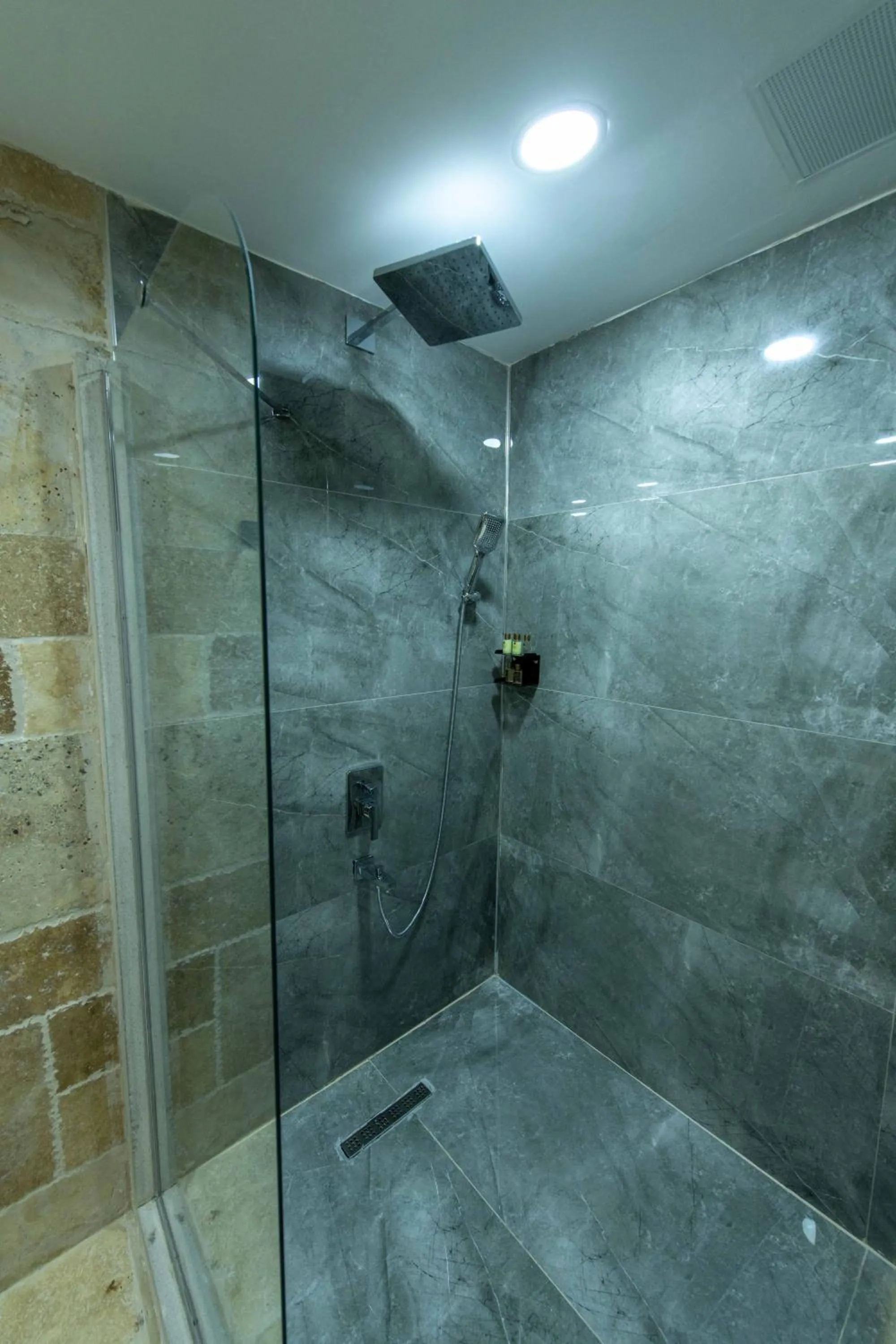 Bathroom in Ahiyan Hotel