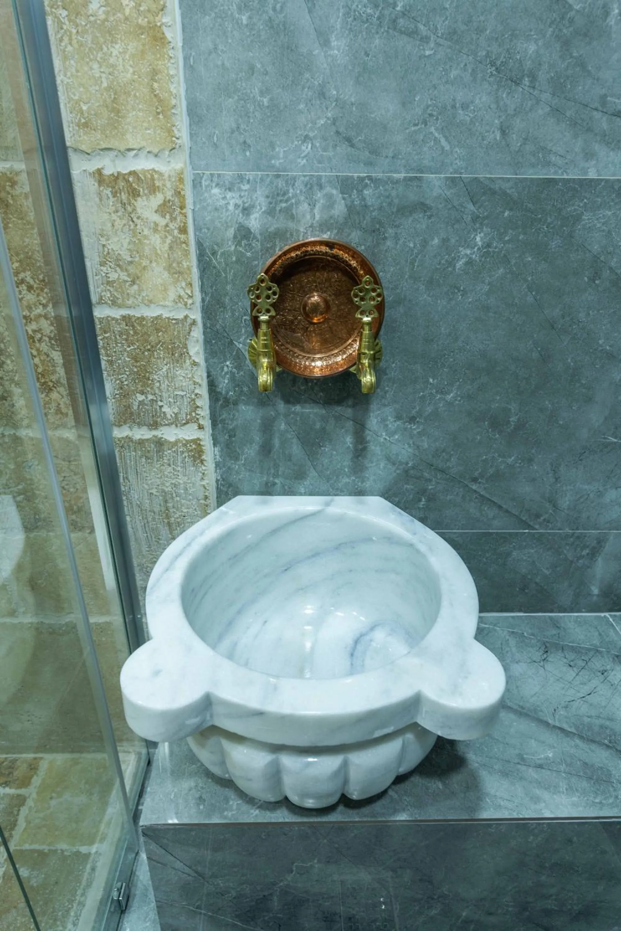 Bathroom in Ahiyan Hotel