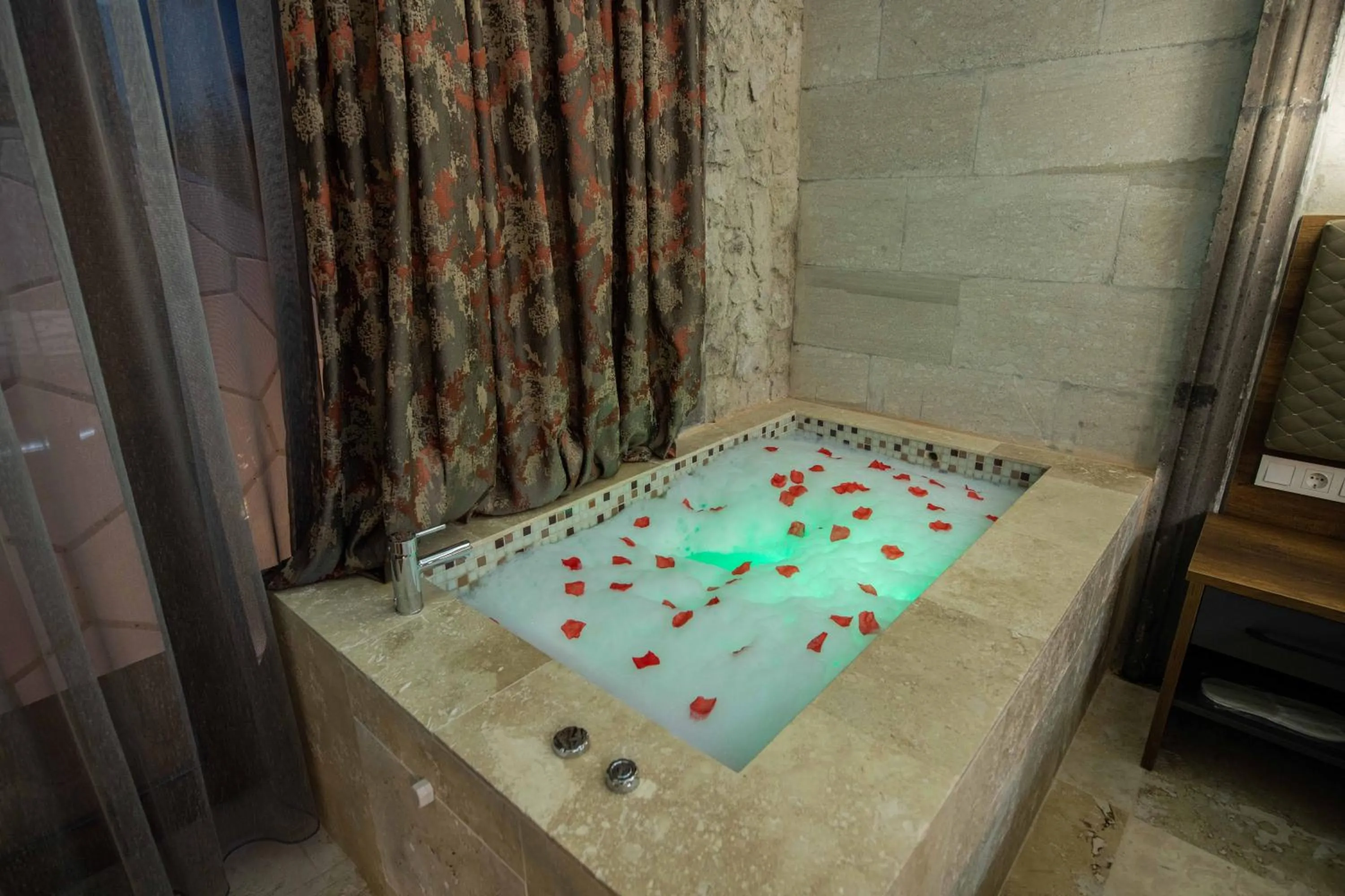 Hot Tub in Ahiyan Hotel