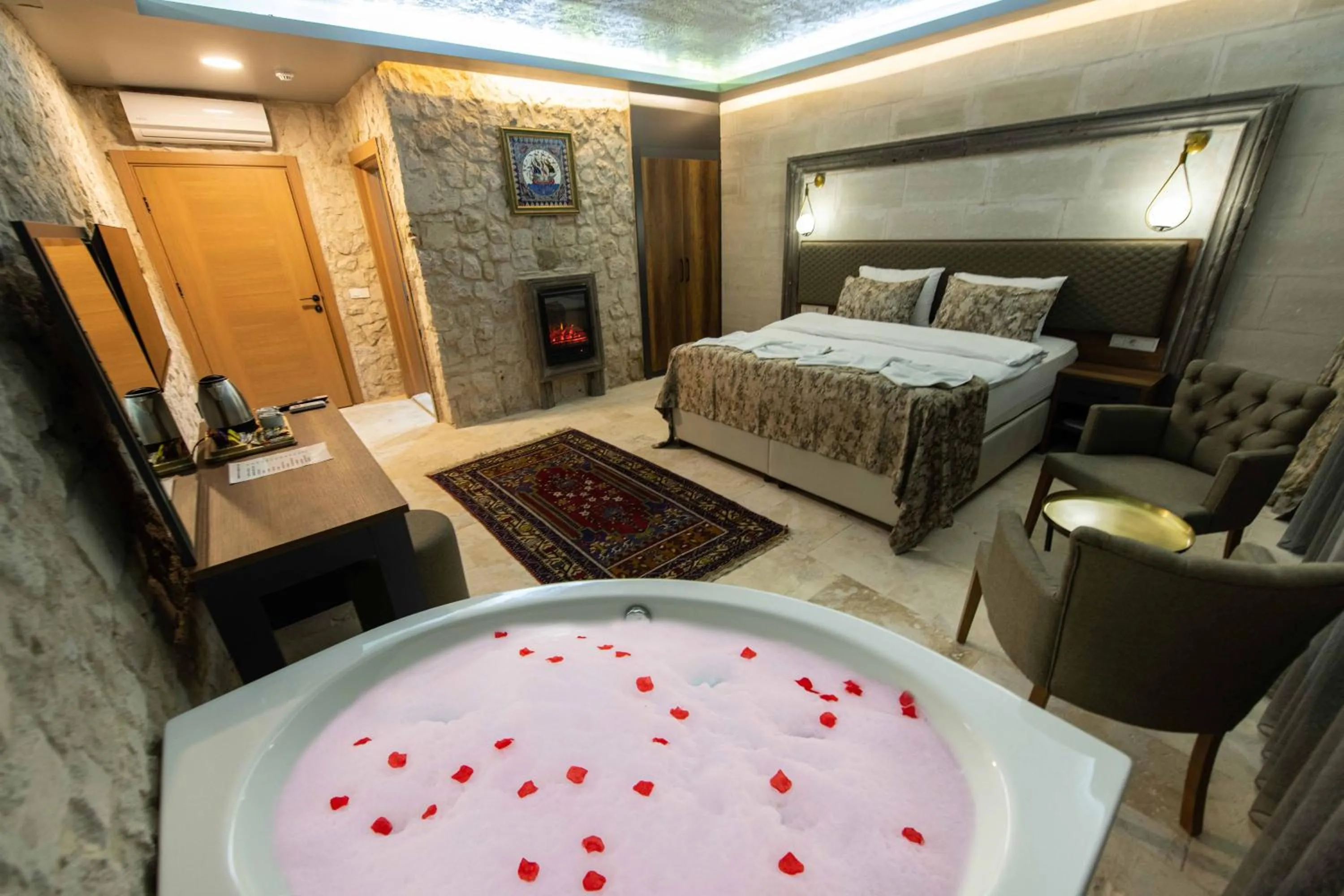 Hot Tub, Bed in Ahiyan Hotel