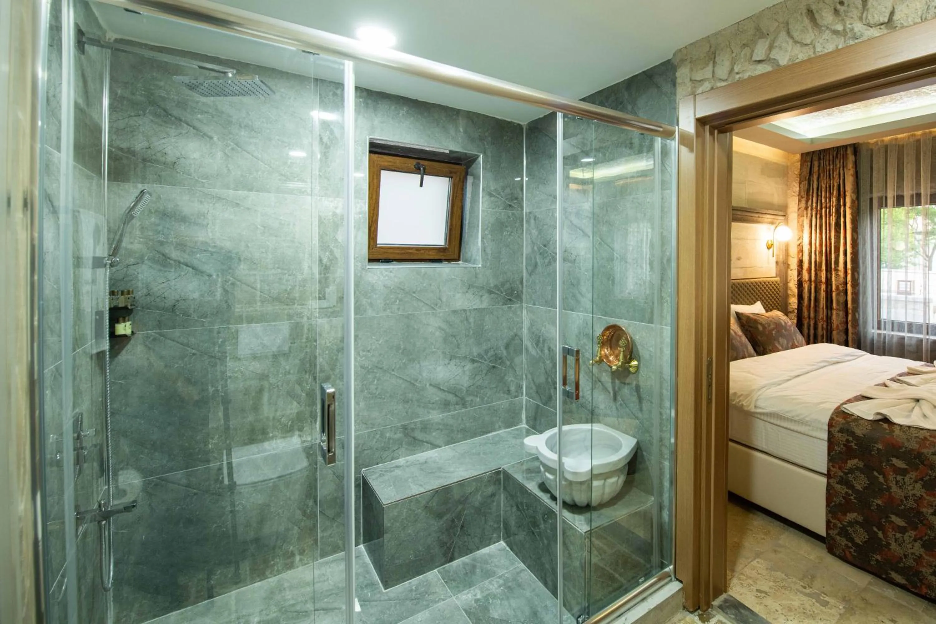 Bathroom, Bed in Ahiyan Hotel