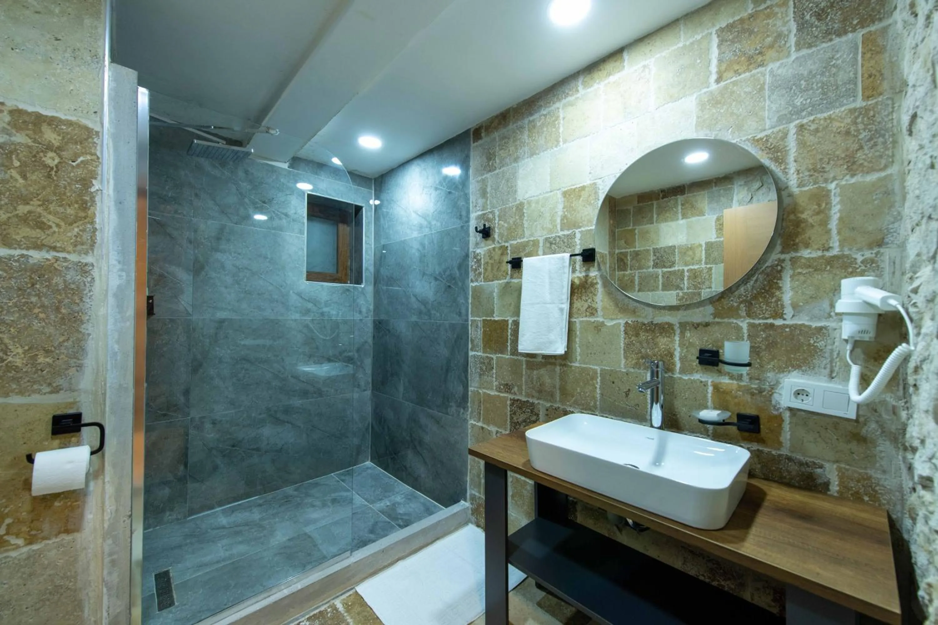 Bathroom in Ahiyan Hotel