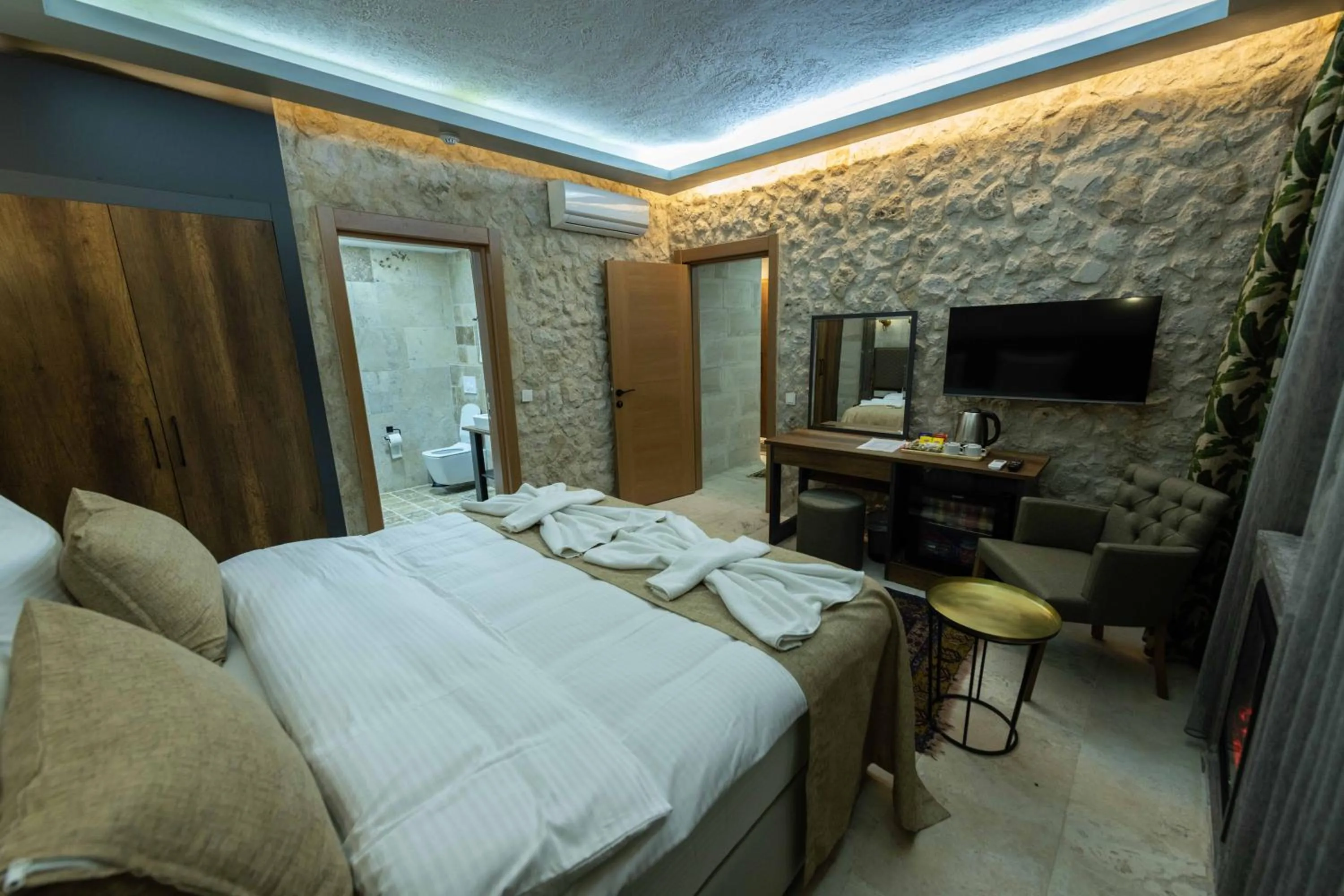 Photo of the whole room, Bed in Ahiyan Hotel