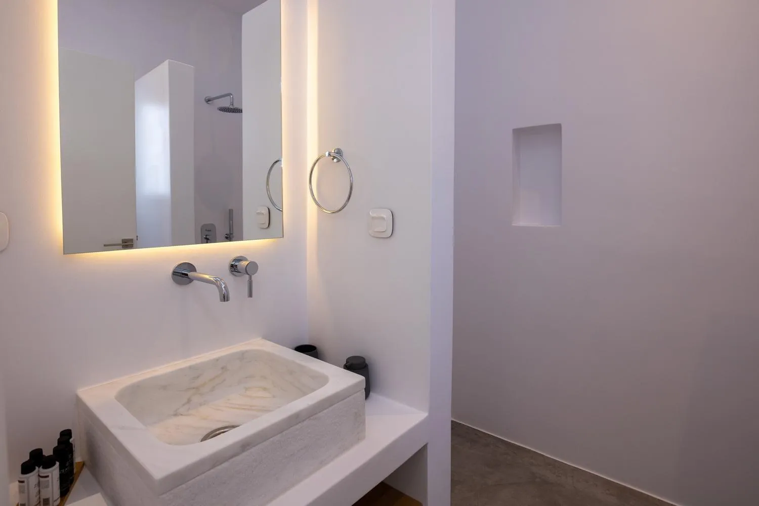 Bathroom in White Holidays Project