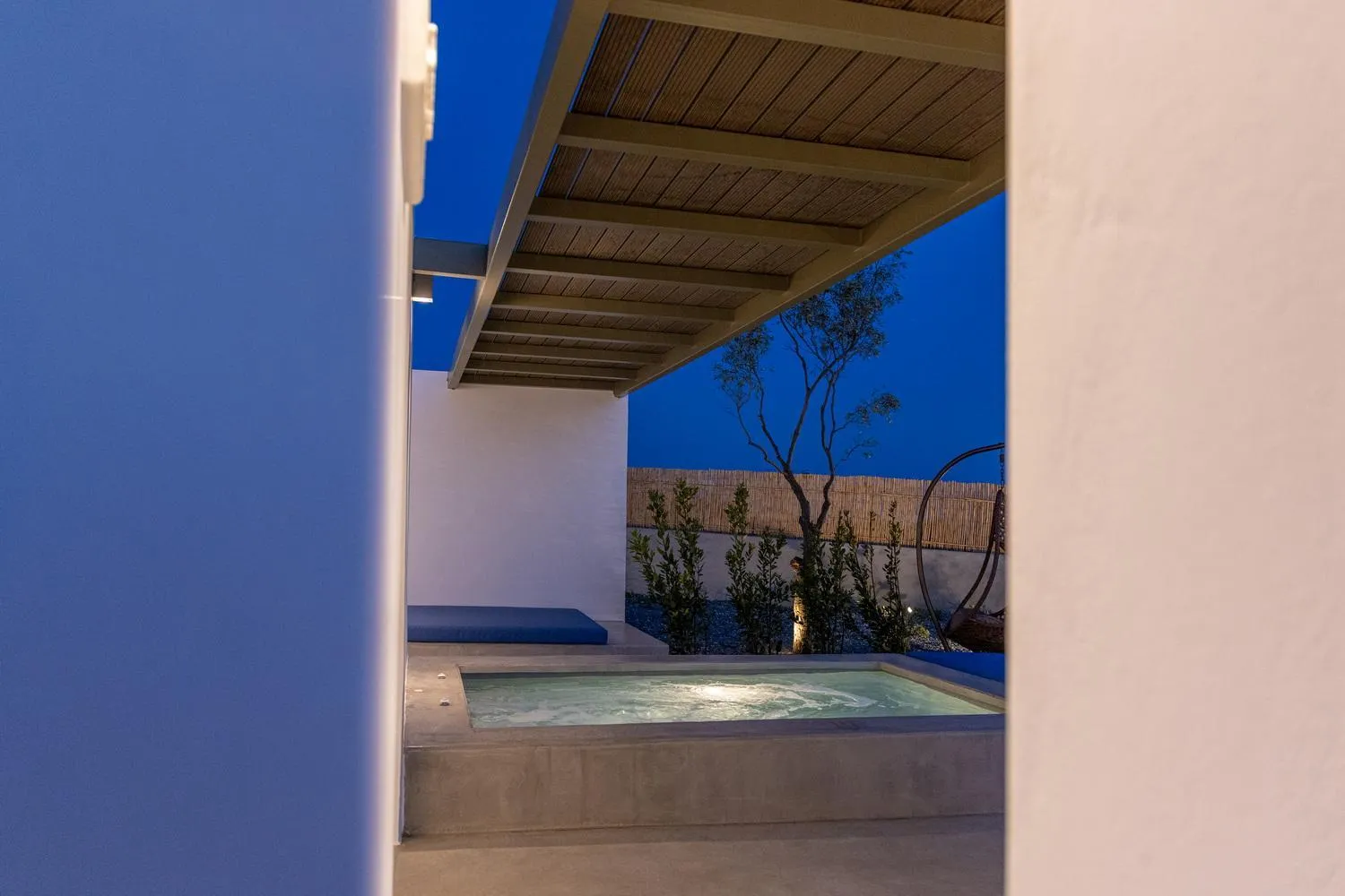 Hot Tub in White Holidays Project