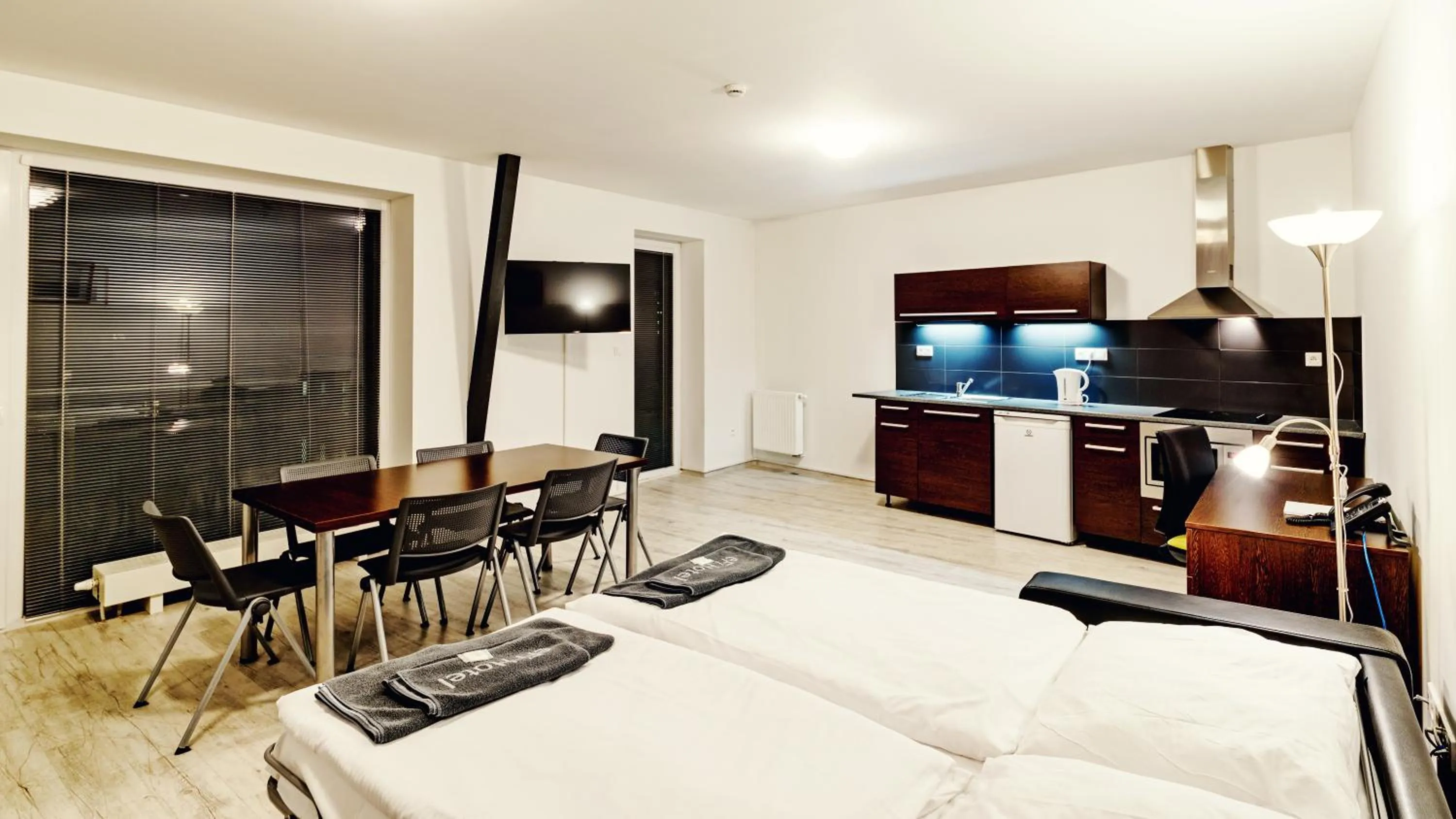 Kitchen or kitchenette, Bed in eFi Palace Hotel