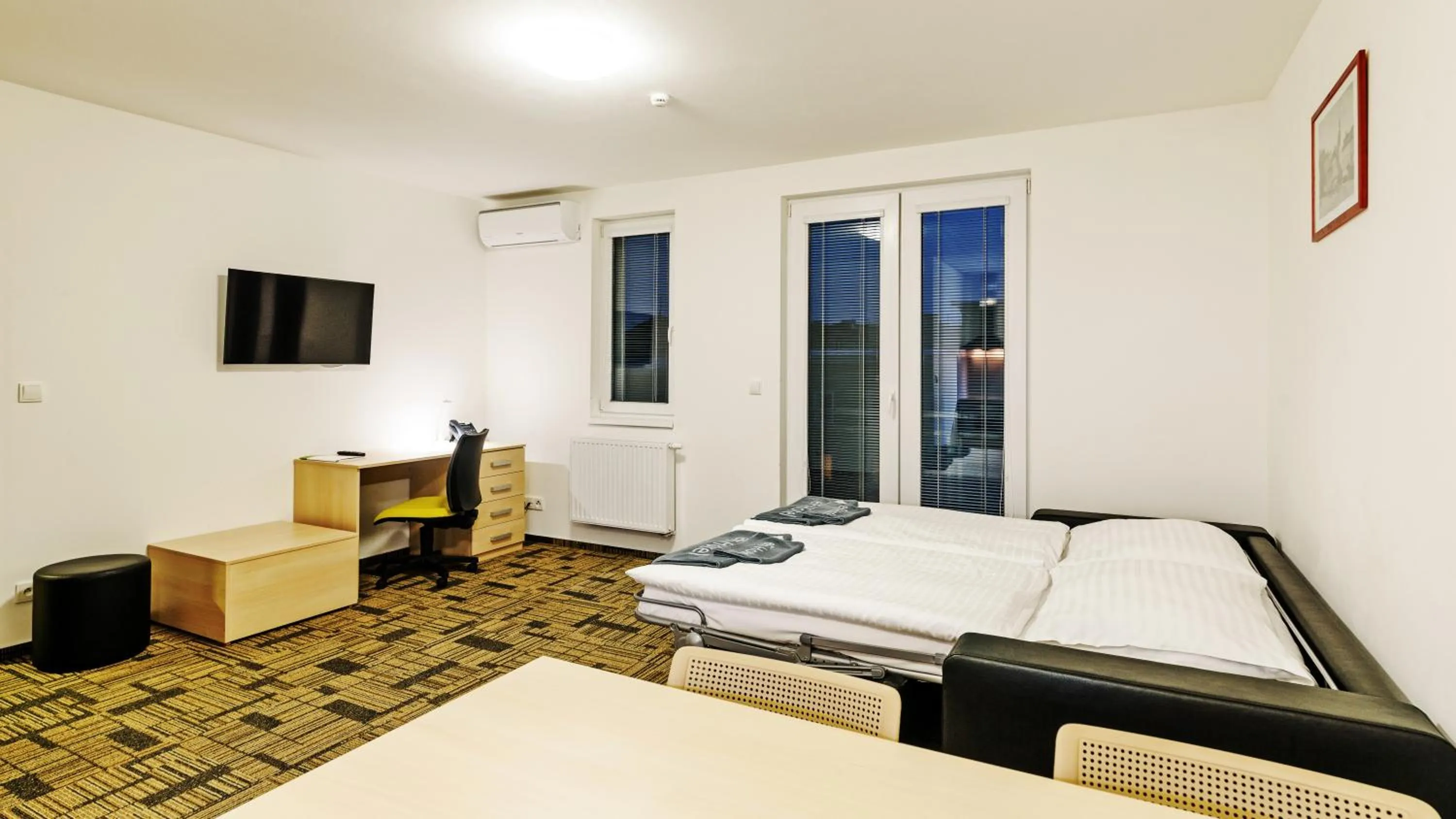 Living room, Bed in eFi Palace Hotel