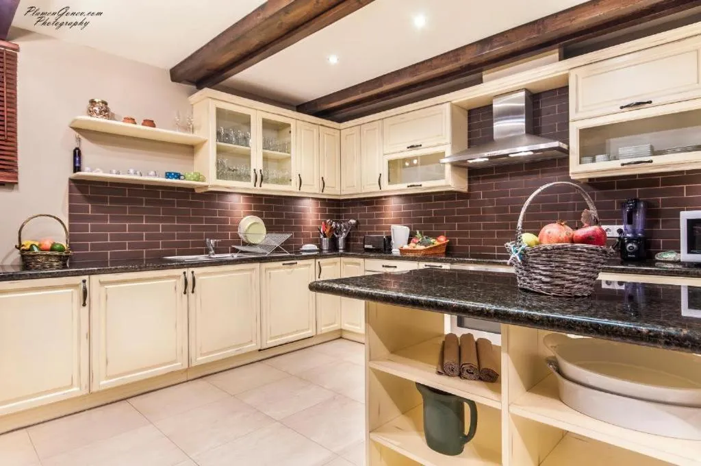Kitchen or kitchenette in Villa Chalet Everest