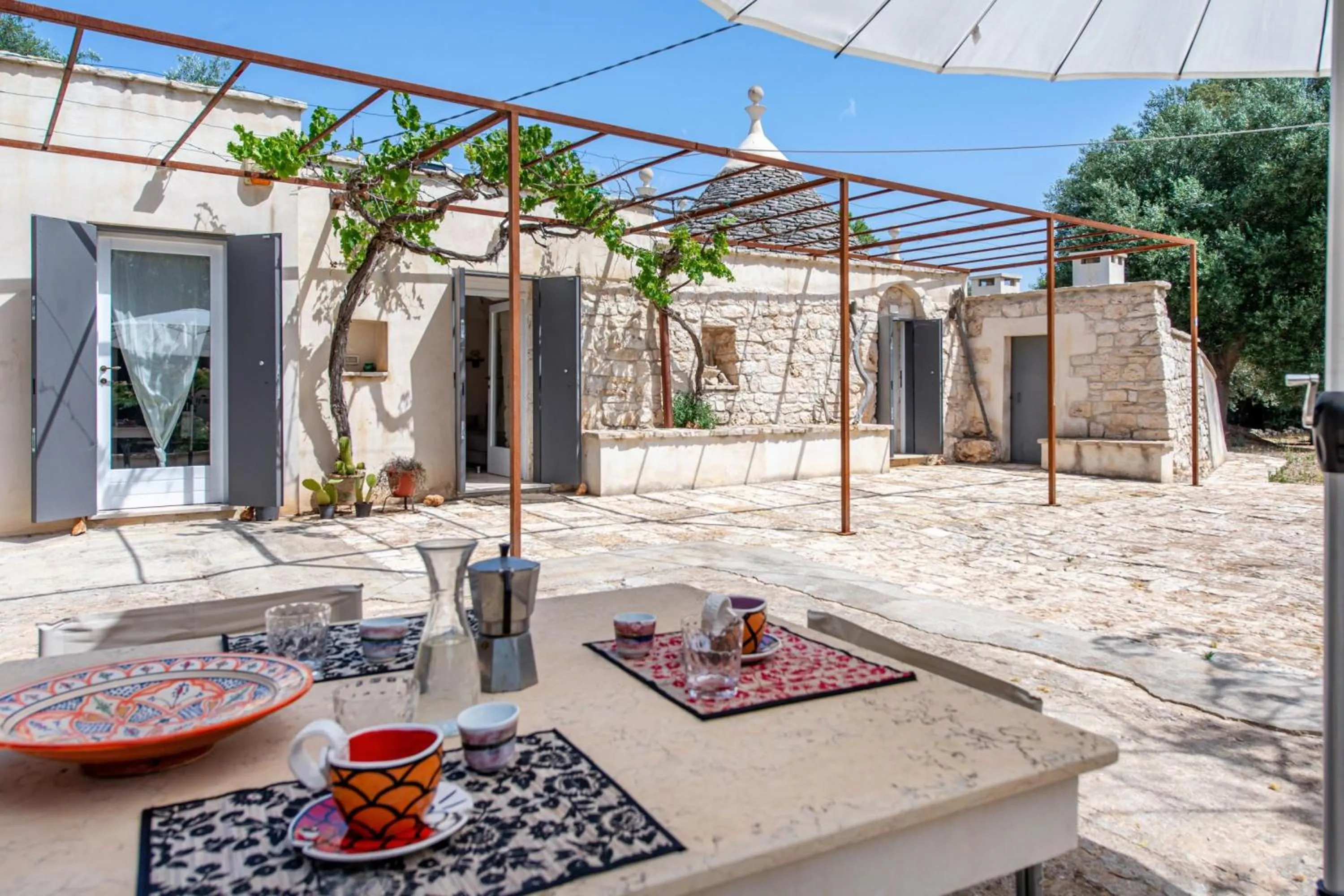Dining area in Trullo Fedele Grande125 - Happy Rentals