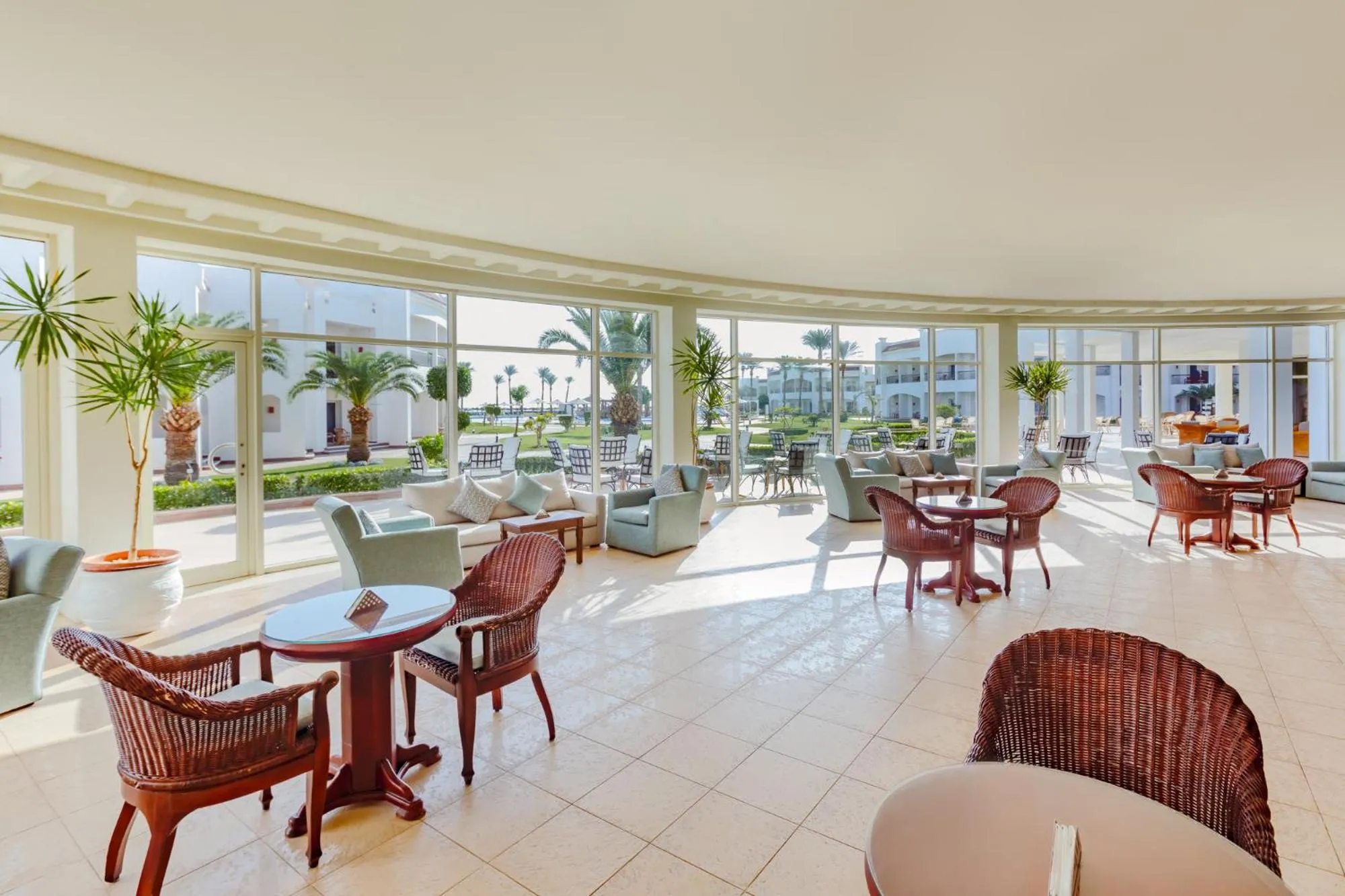 Lounge or bar in Sunrise Alma Bay Resort