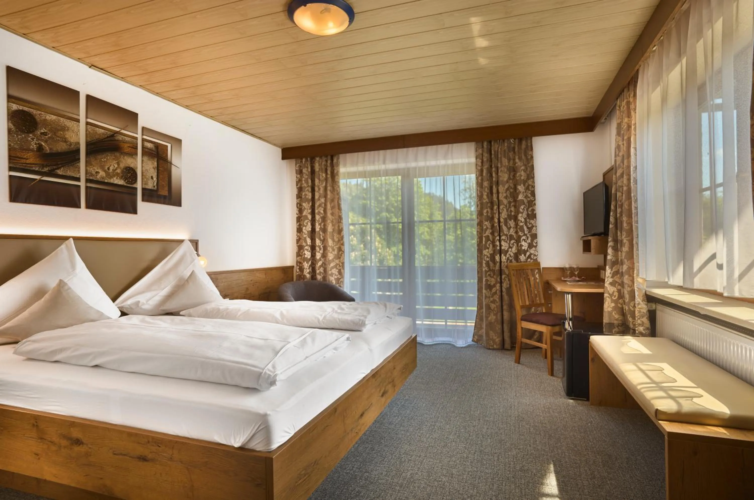 Photo of the whole room, Bed in Gasthof Pension Fischerstüberl