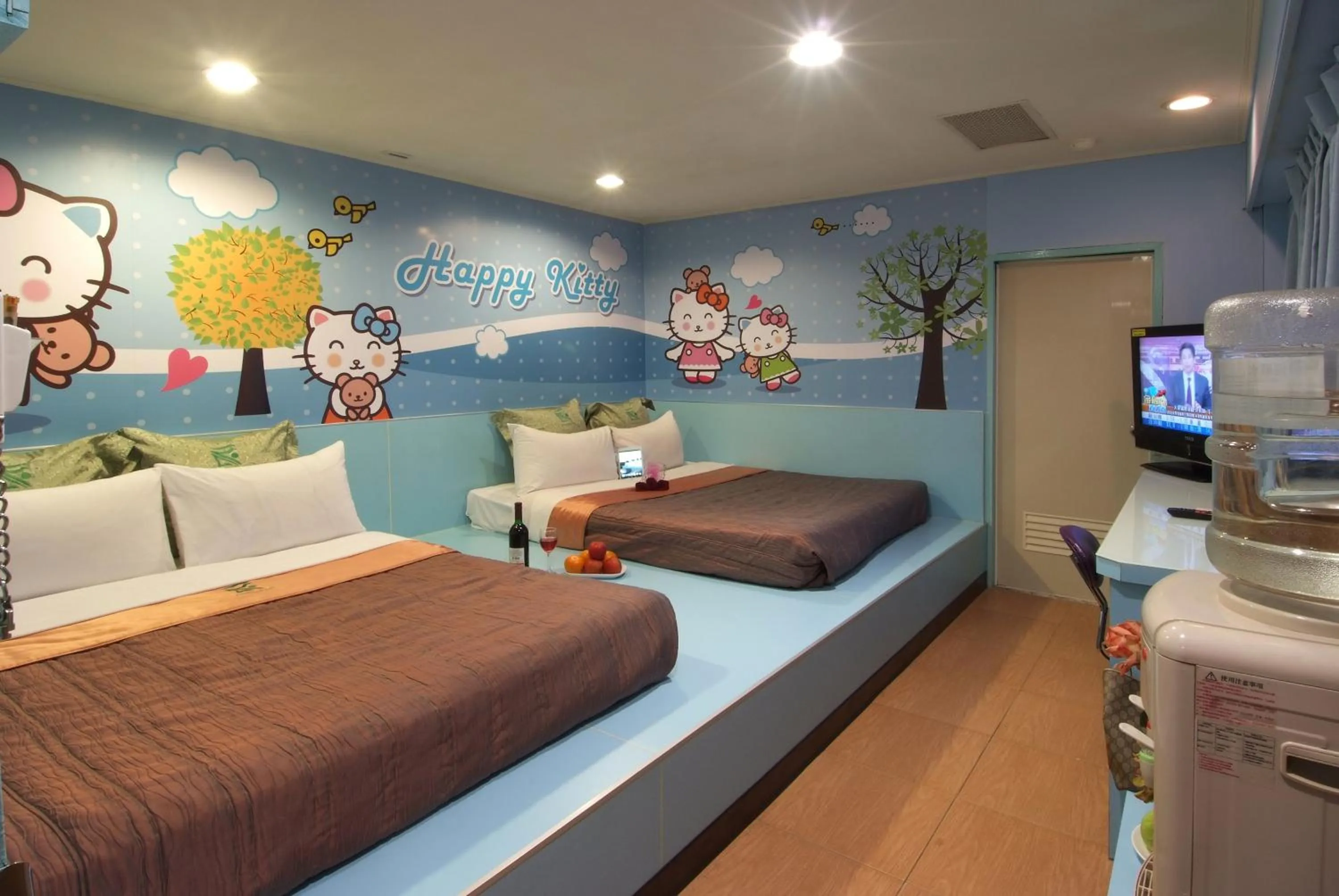 Photo of the whole room, Bed in Tong Bing Express