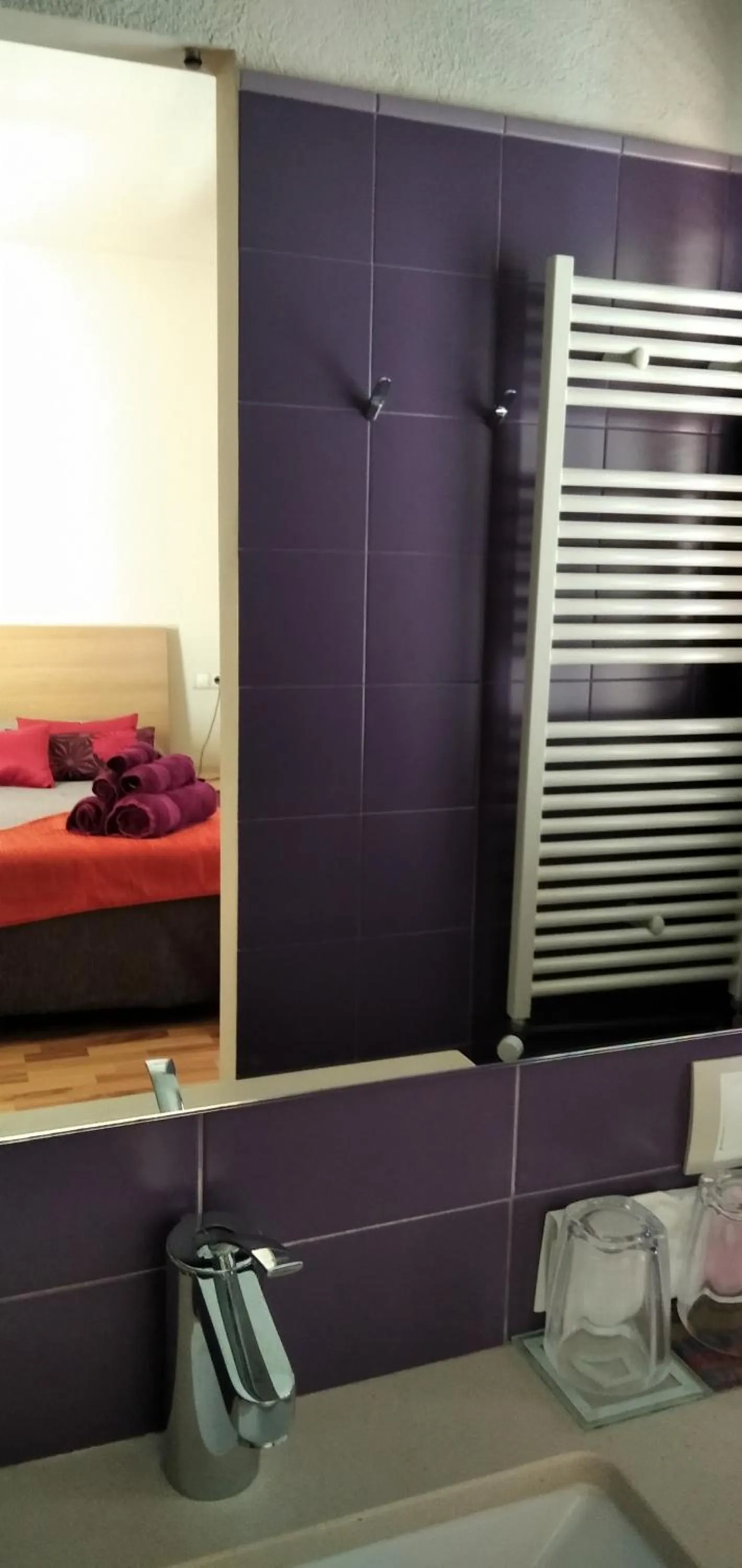 Bathroom, Bed in Petit Hotel Porrera