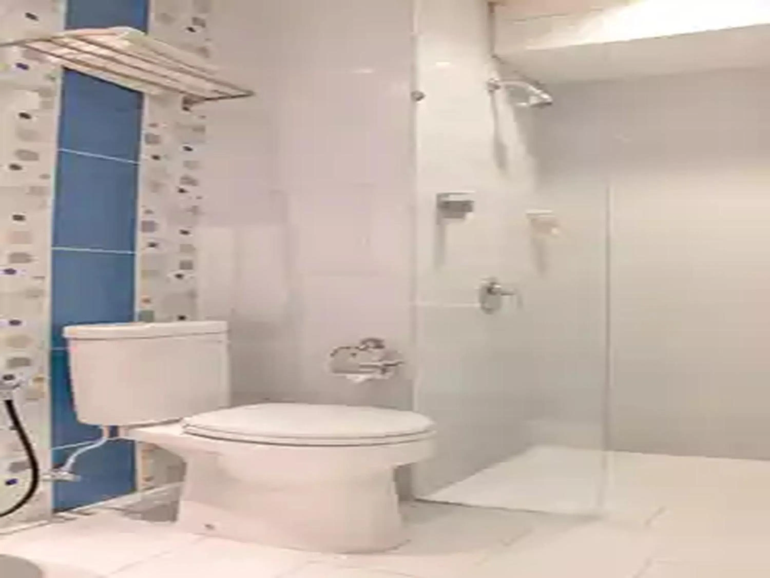 Bathroom in Dewarna Hotel Arifin