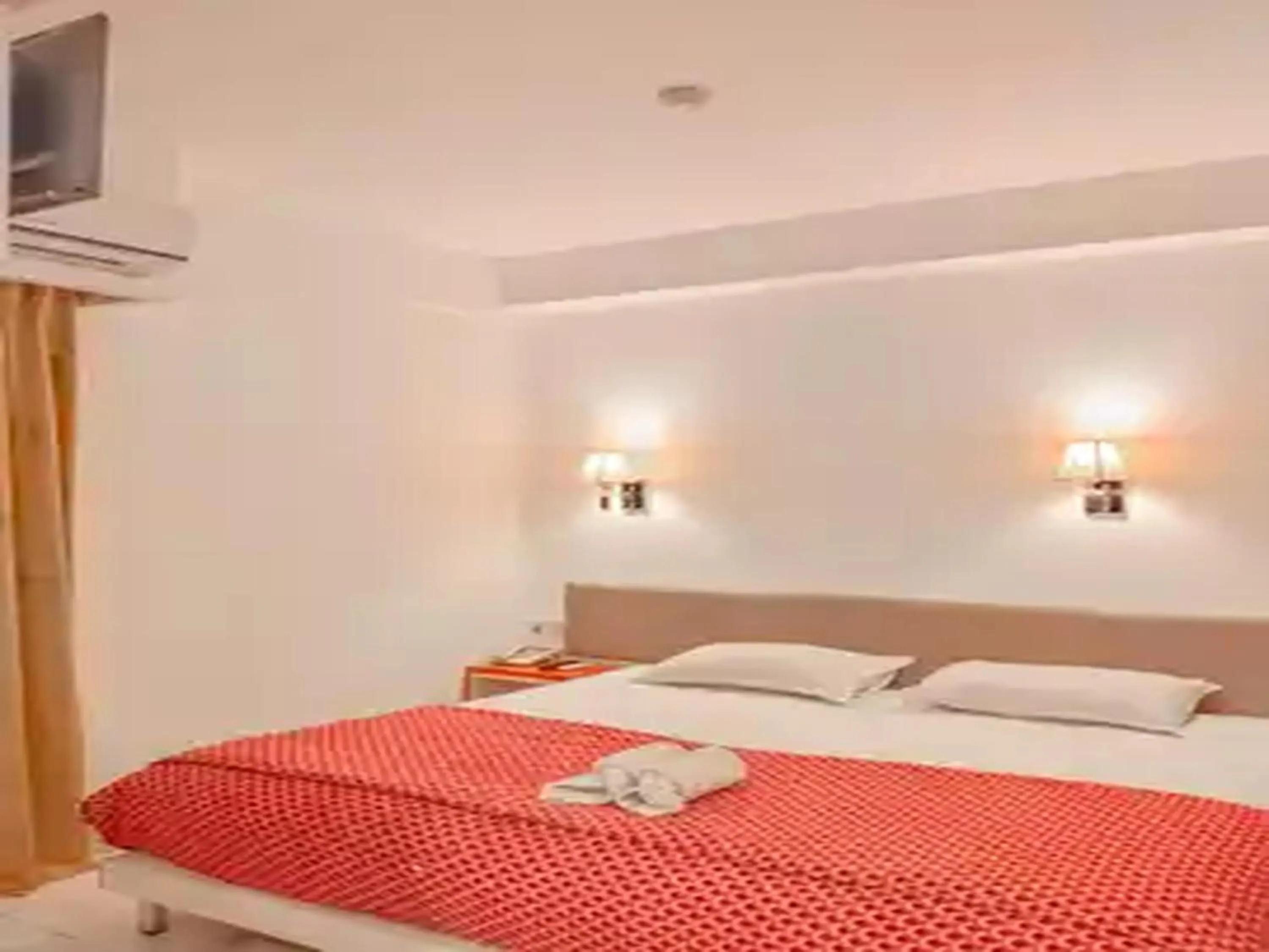 Bed in Dewarna Hotel Arifin