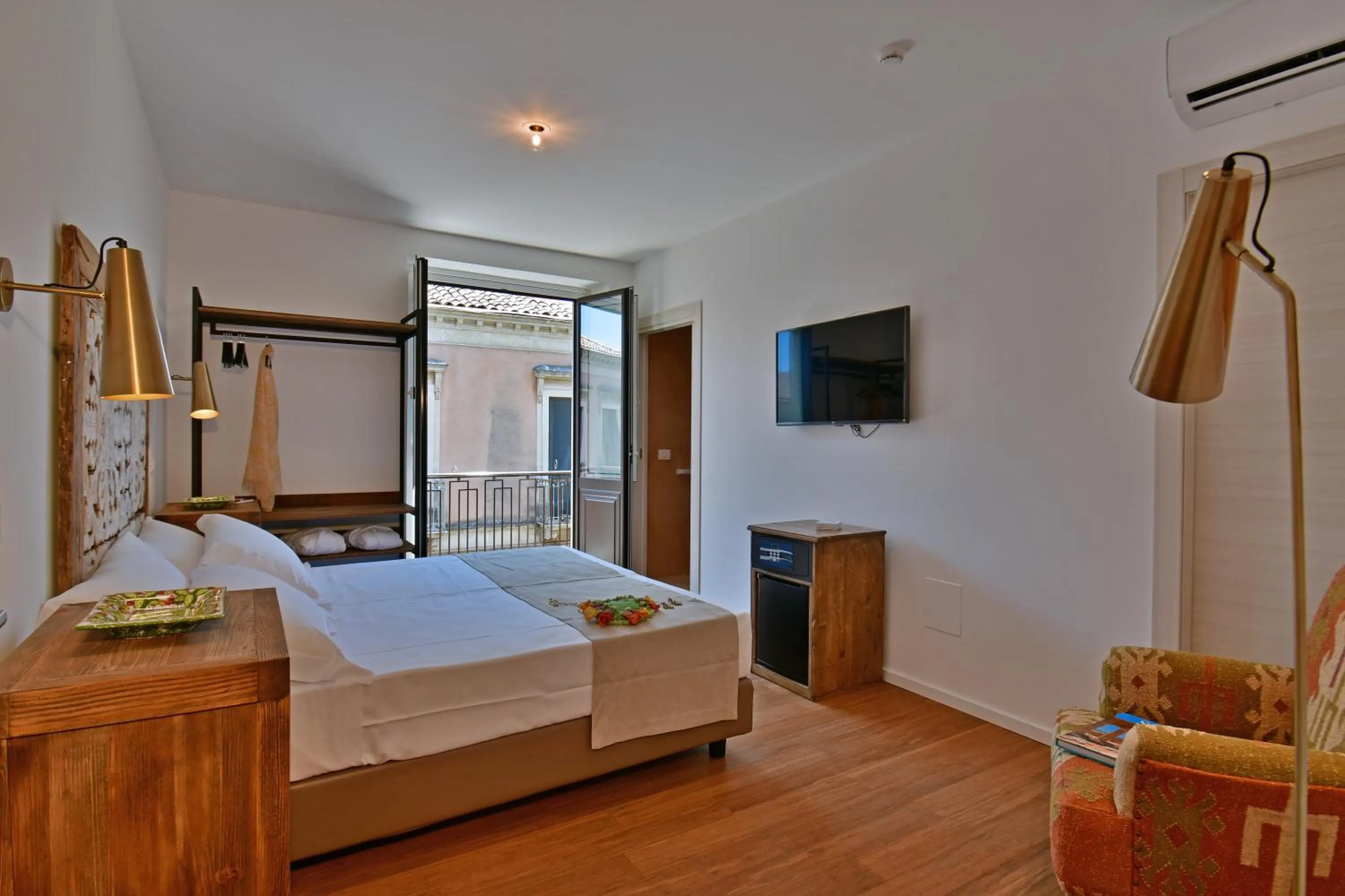 Photo of the whole room, Bed in San Anton Hotel