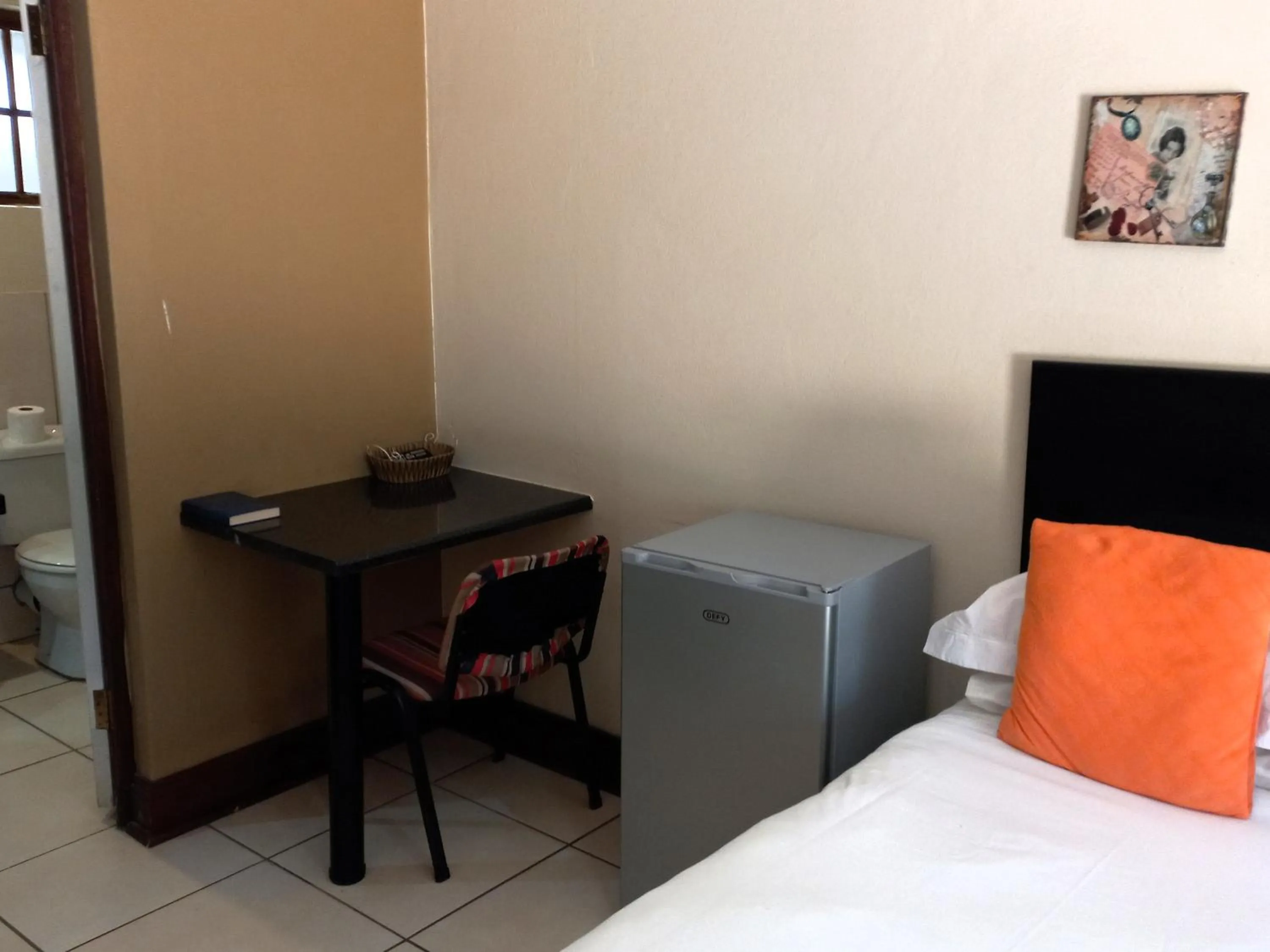 Seating area, Bed in OR Tambo Guest House