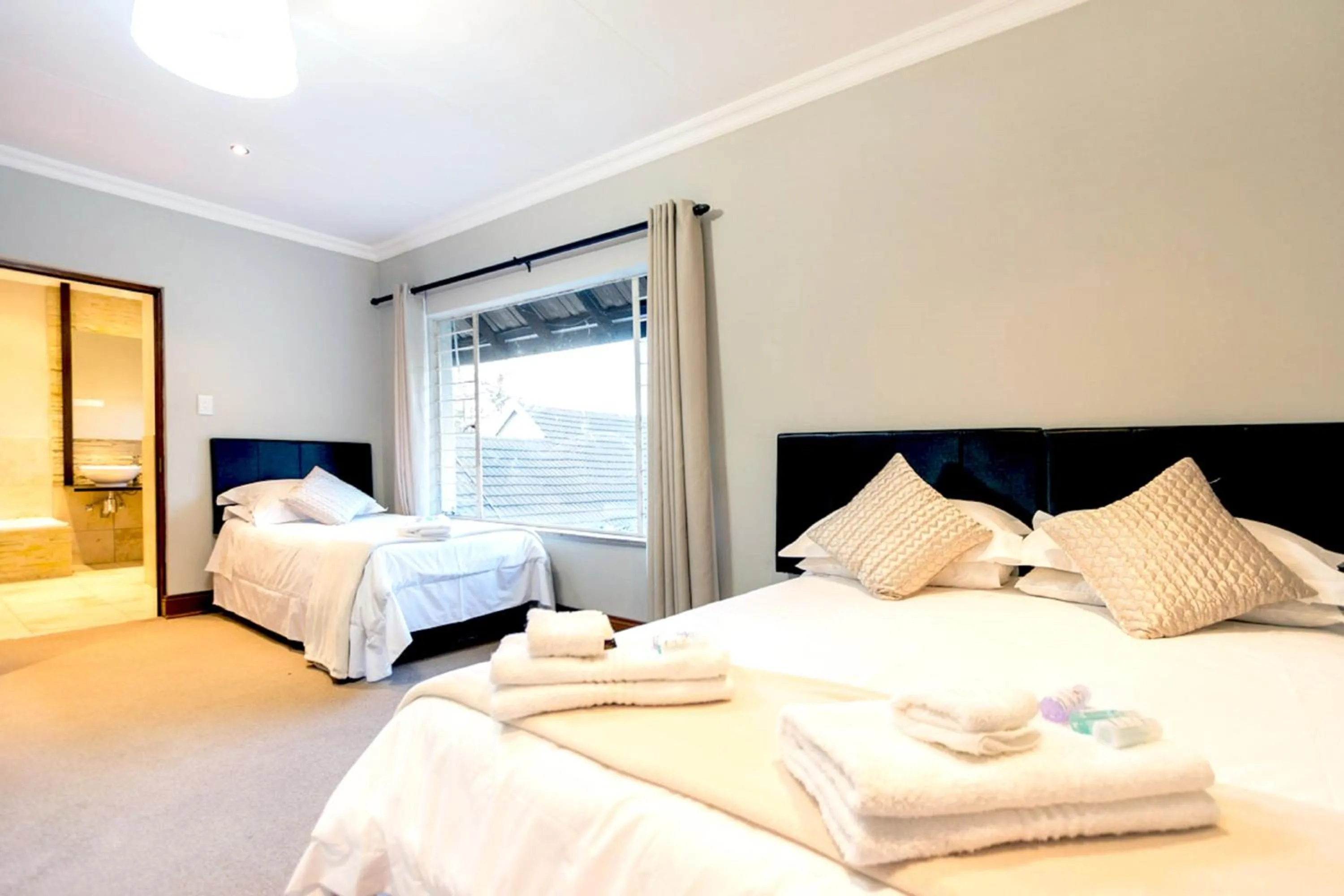 Bed in OR Tambo Guest House