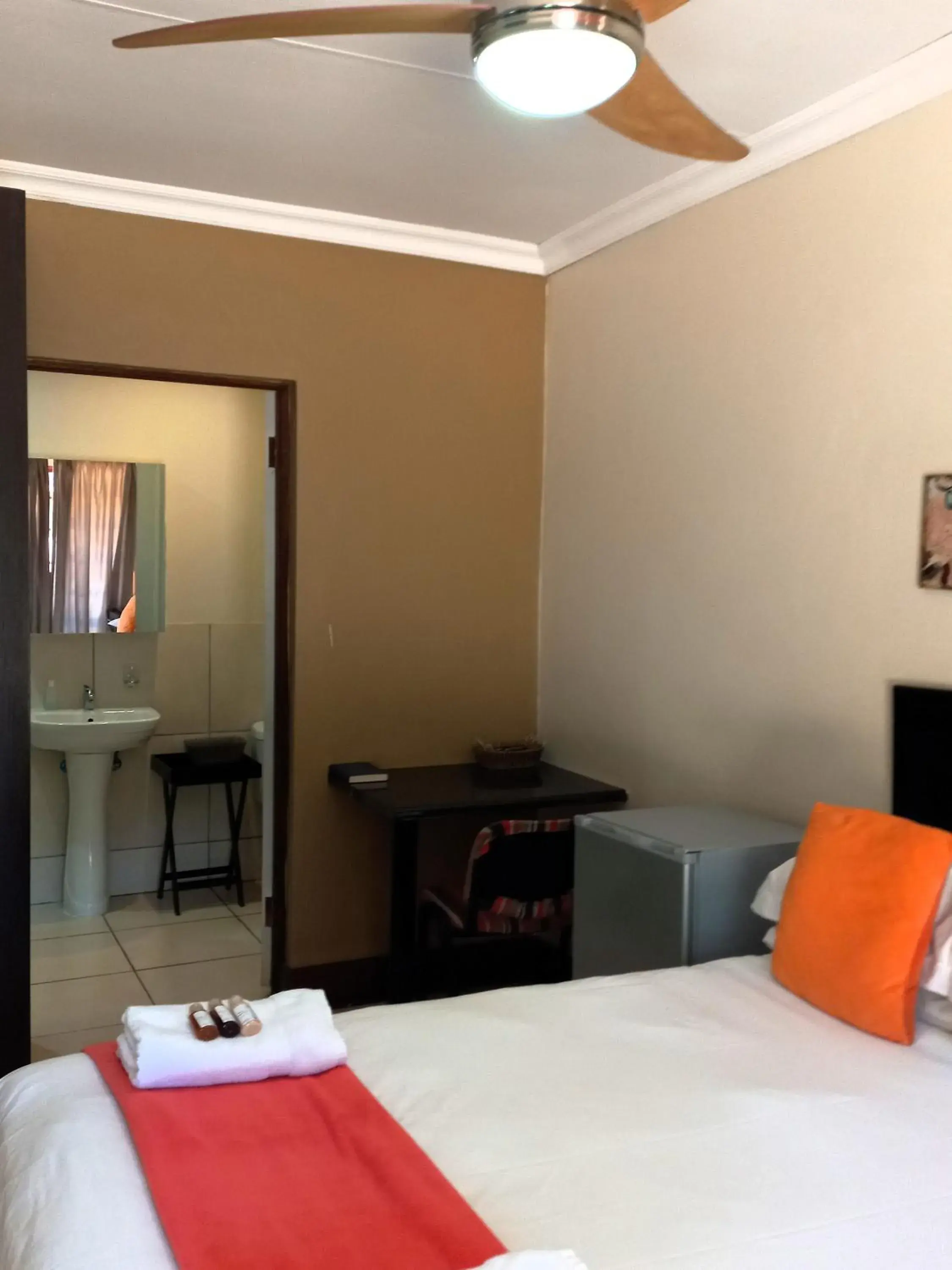Budget Double Room in OR Tambo Guest House Budget Double Room in OR Tambo Guest House