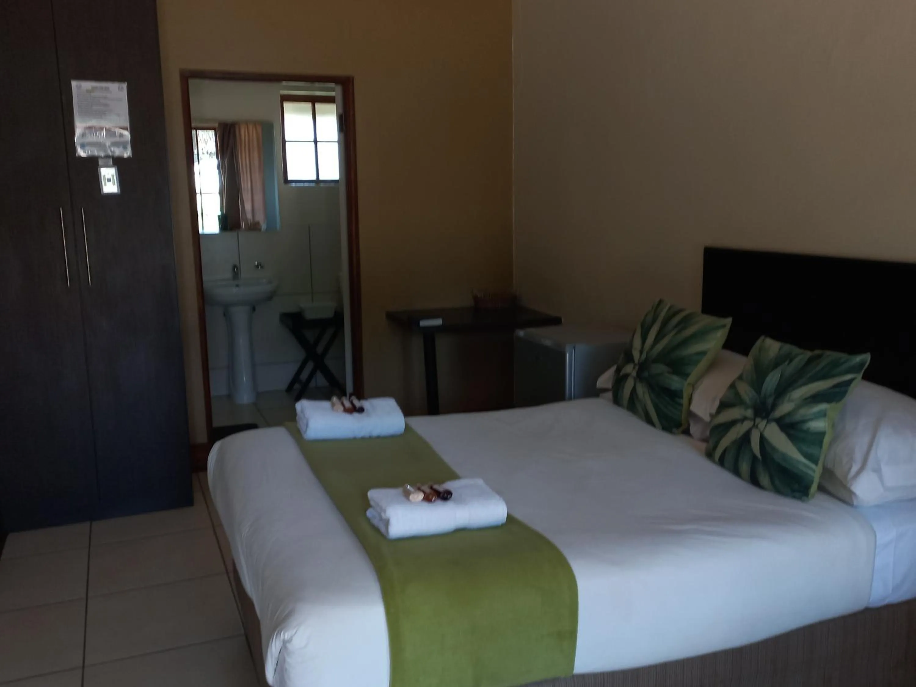 Coffee/tea facilities, Bed in OR Tambo Guest House