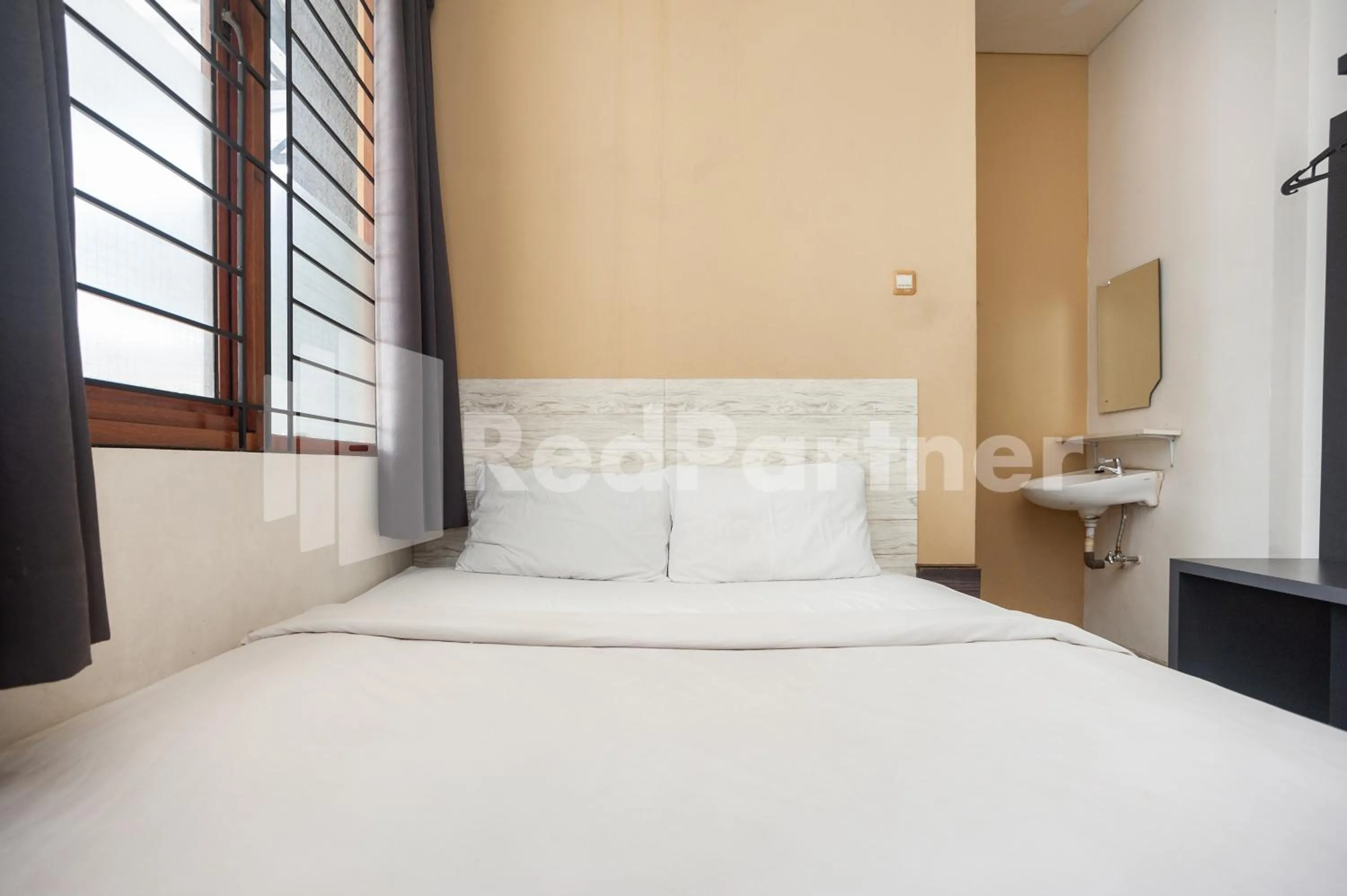 Bed in One 2 Residence near Slipi Jaya Mall Mitra RedDoorz