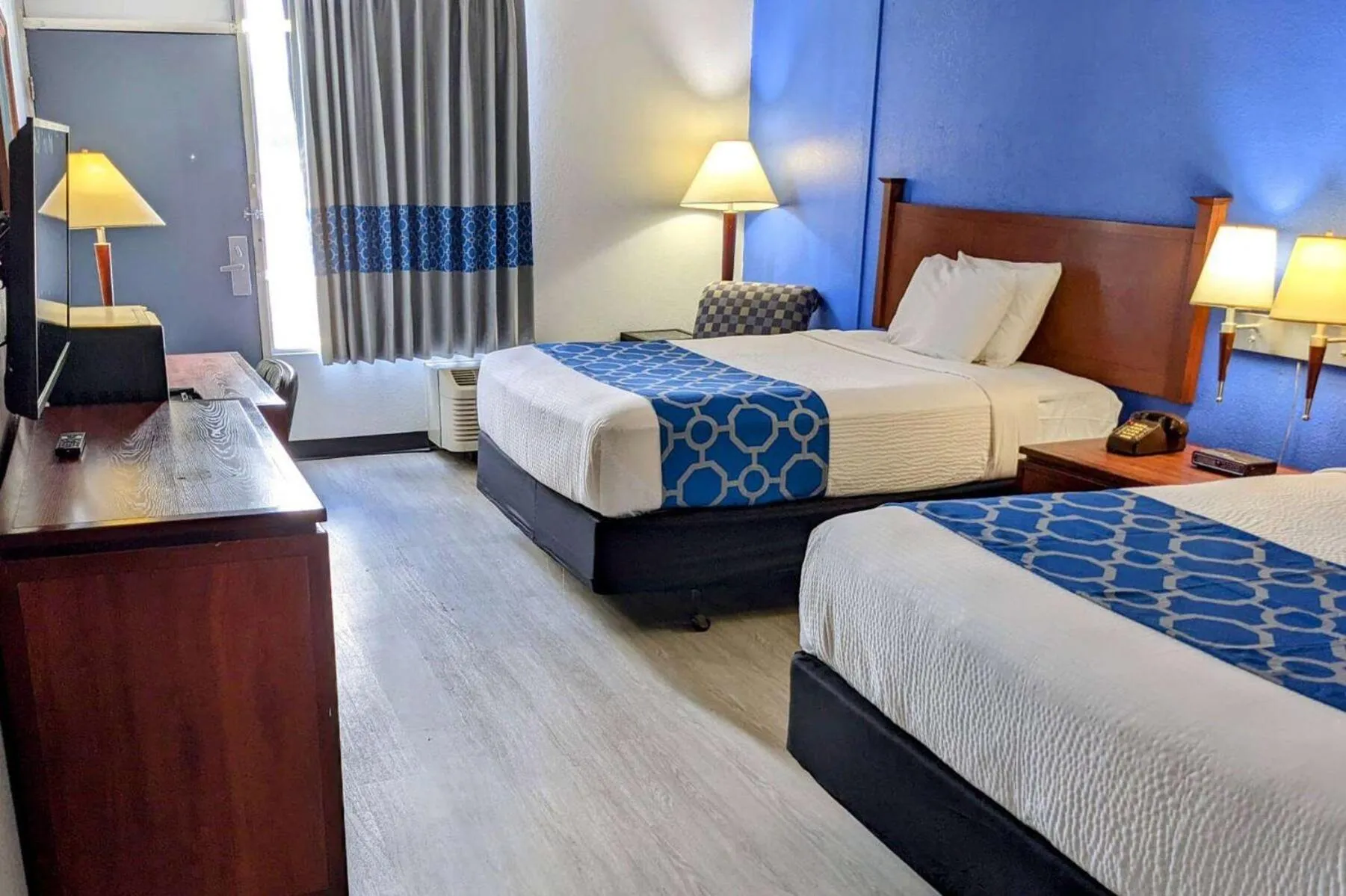 Photo of the whole room, Bed in Baymont by Wyndham Hannibal