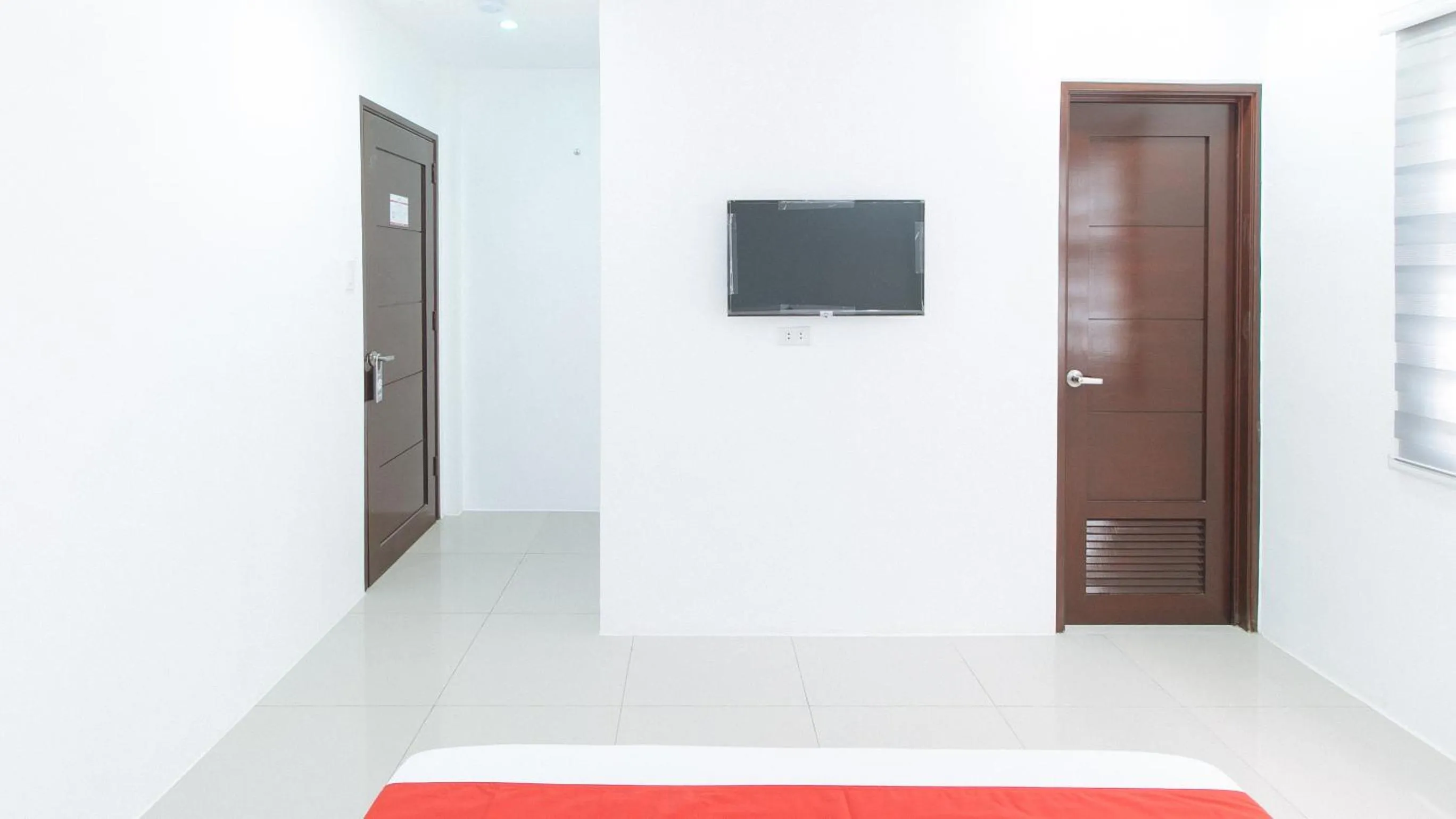 TV and multimedia in RedDoorz Plus at DBuilders Poblacion BGC