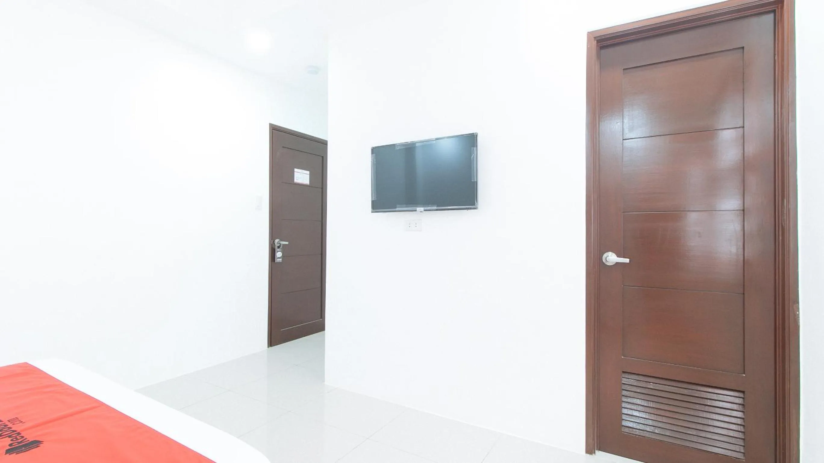 TV and multimedia in RedDoorz Plus at DBuilders Poblacion BGC