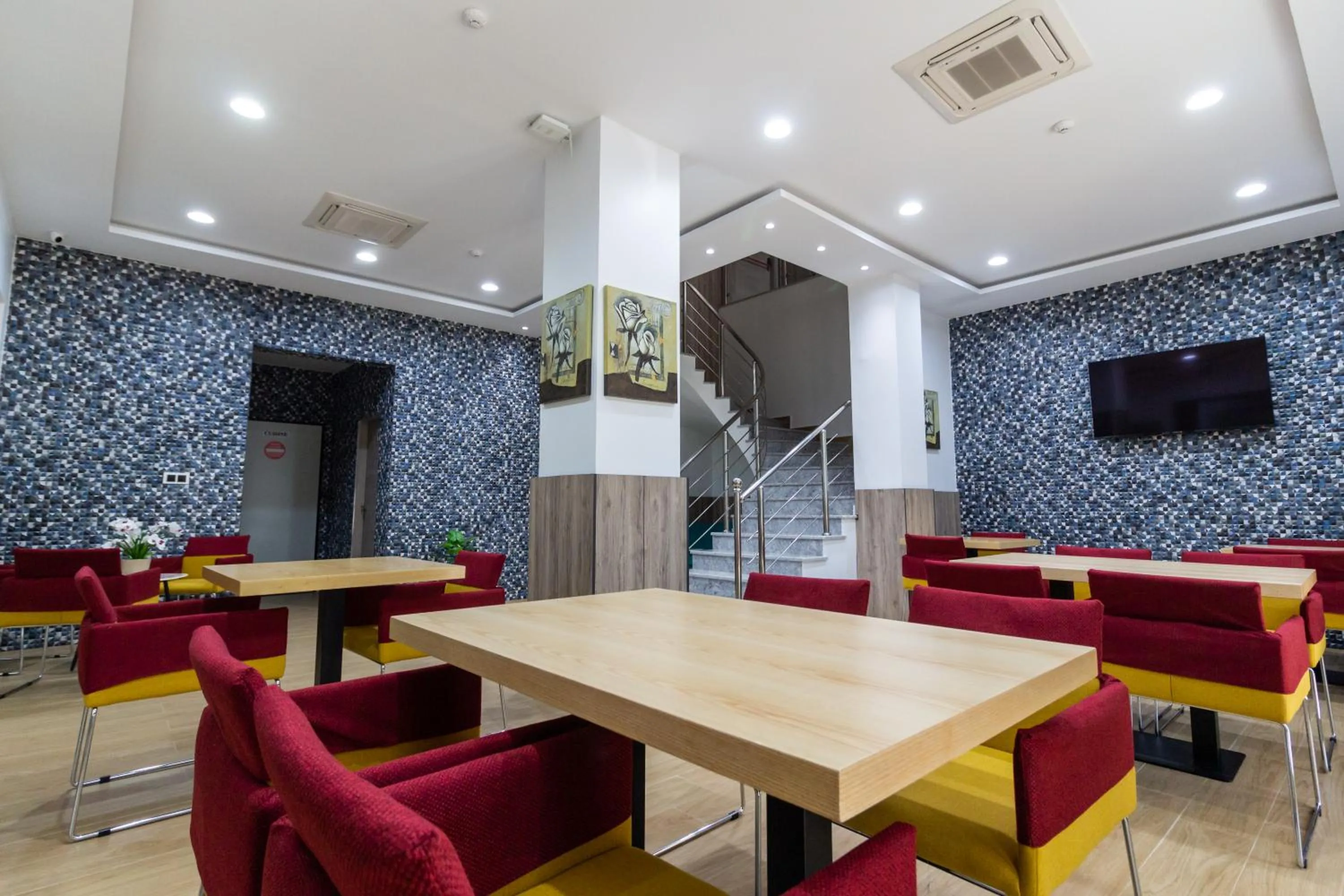 Restaurant/places to eat in Hôtel Zinou zm