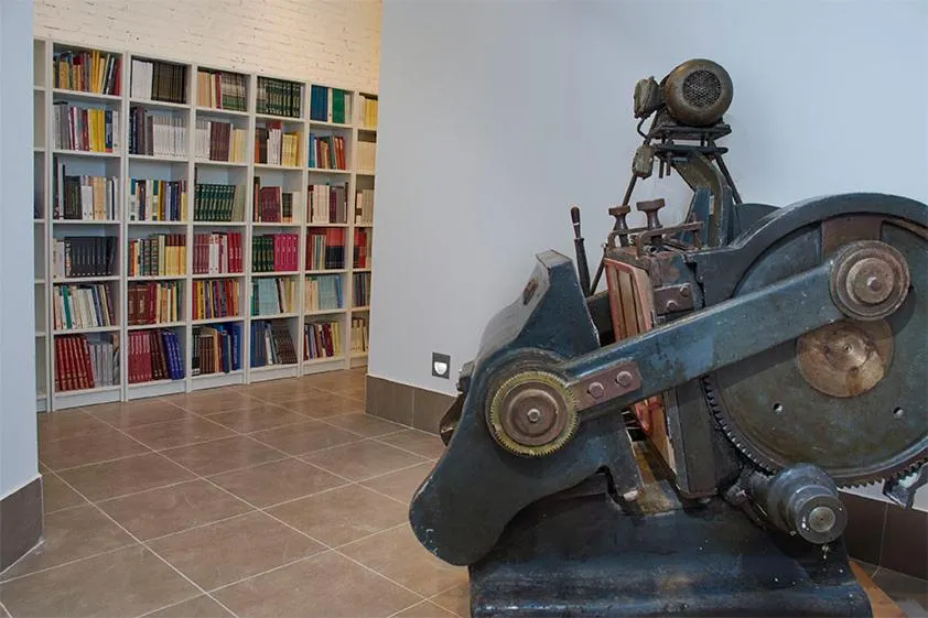 The Book Factory Hostel by gaiarooms