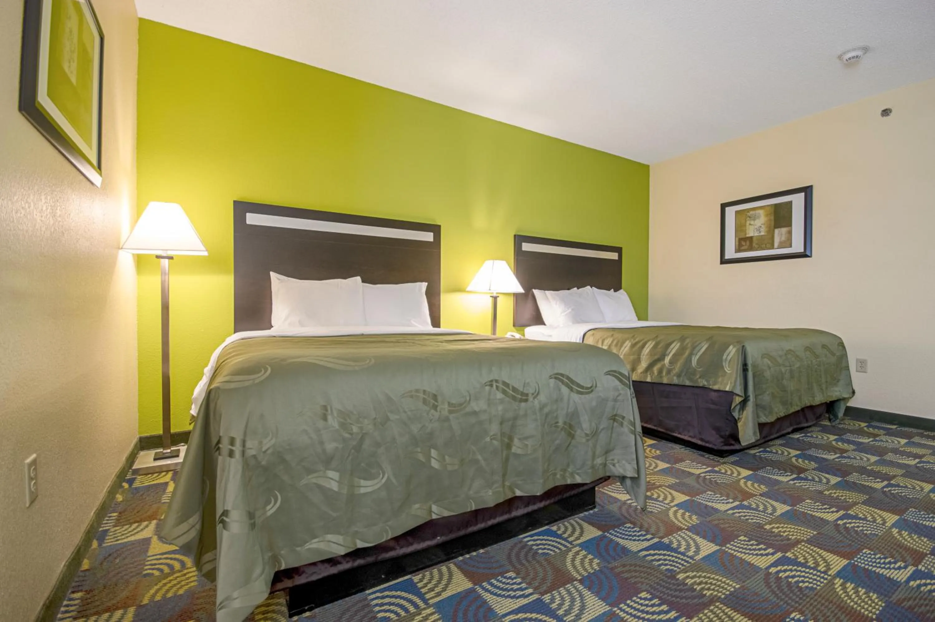 Bed in Quality Inn & Suites Glenmont - Albany South