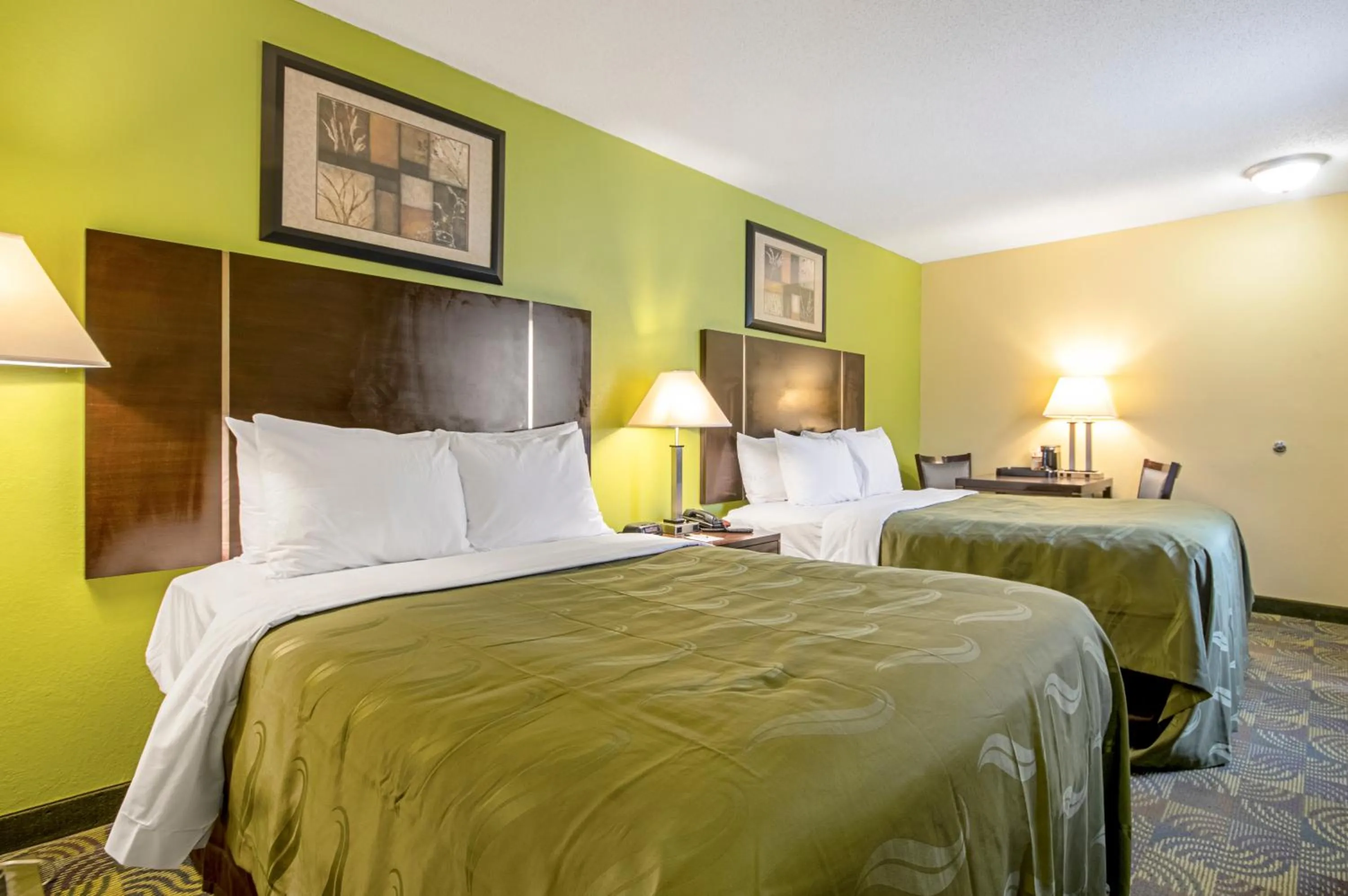 Bed in Quality Inn & Suites Glenmont - Albany South