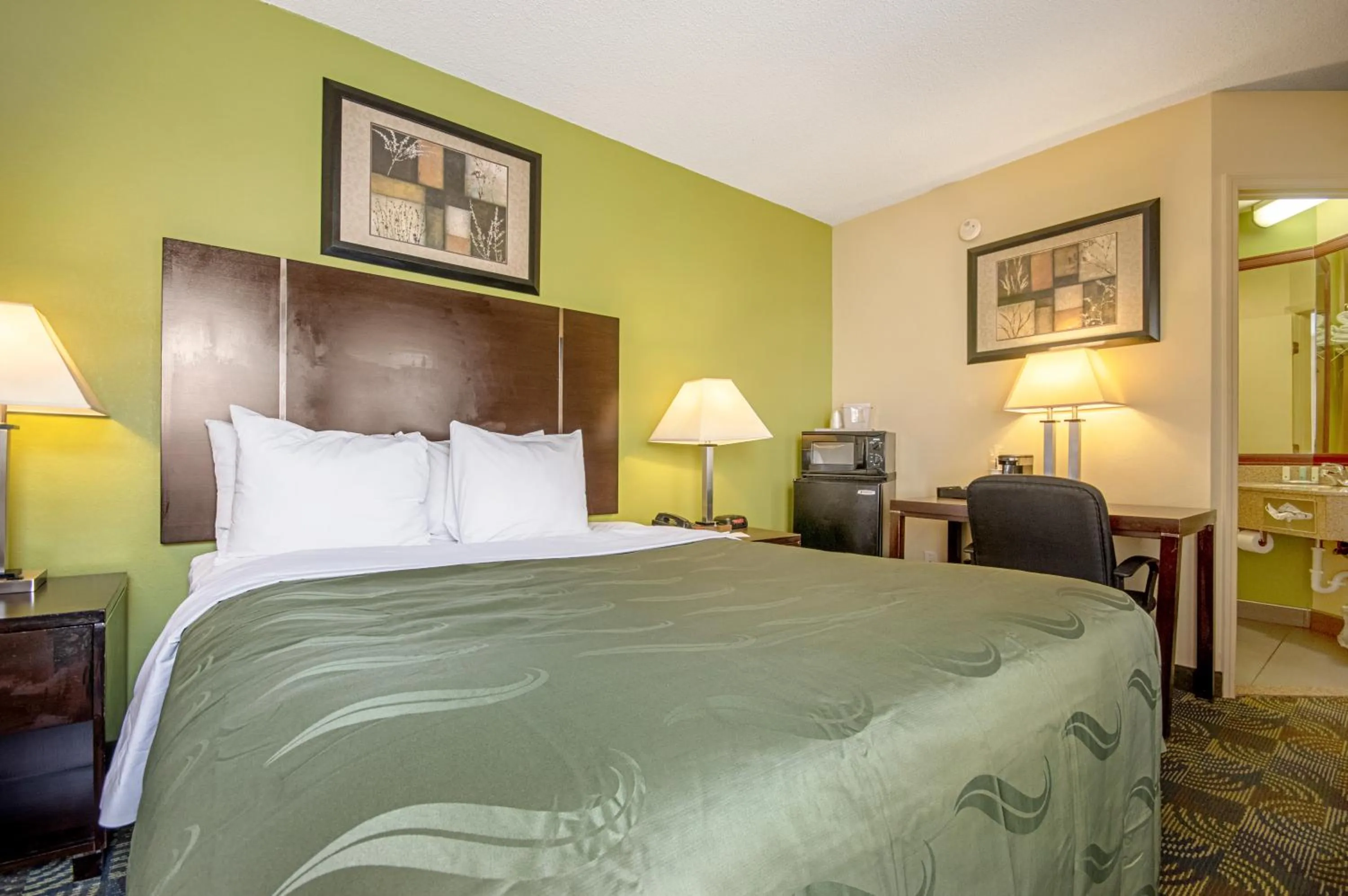 Bed in Quality Inn & Suites Glenmont - Albany South
