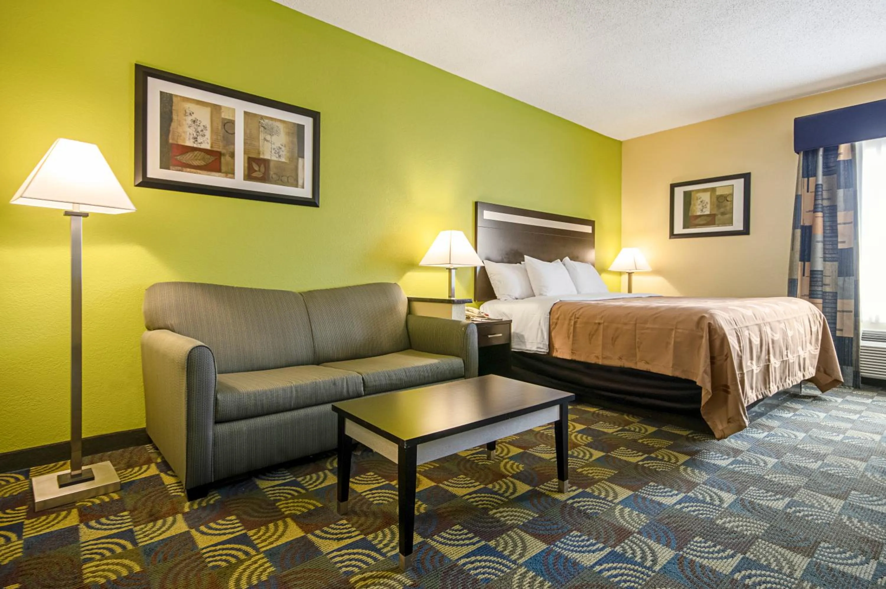 Bed in Quality Inn & Suites Glenmont - Albany South